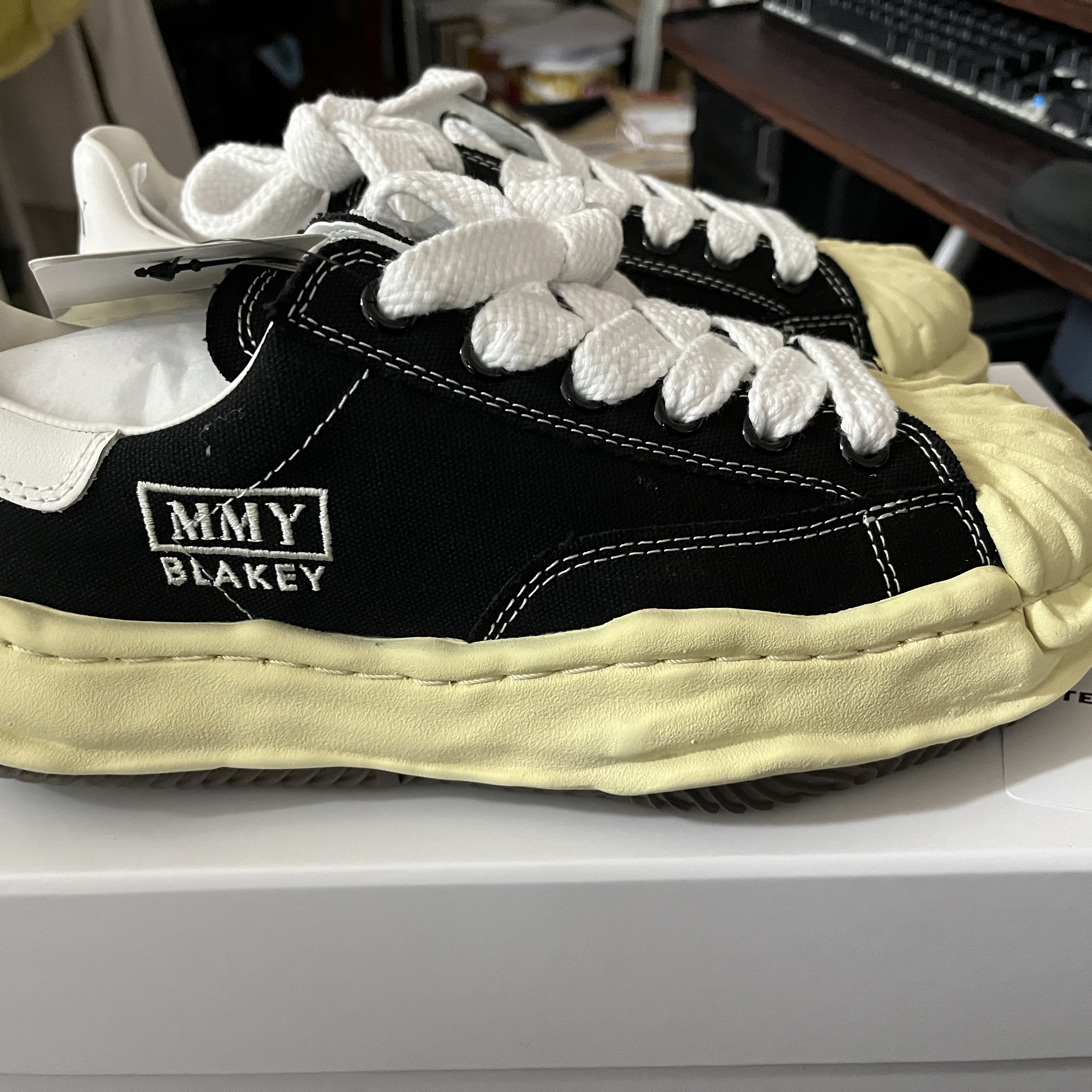 Maison Mihara Yasuhiro Blakey VL OG Sole Canvas Low-top Sneakers Black 착용 스타일
