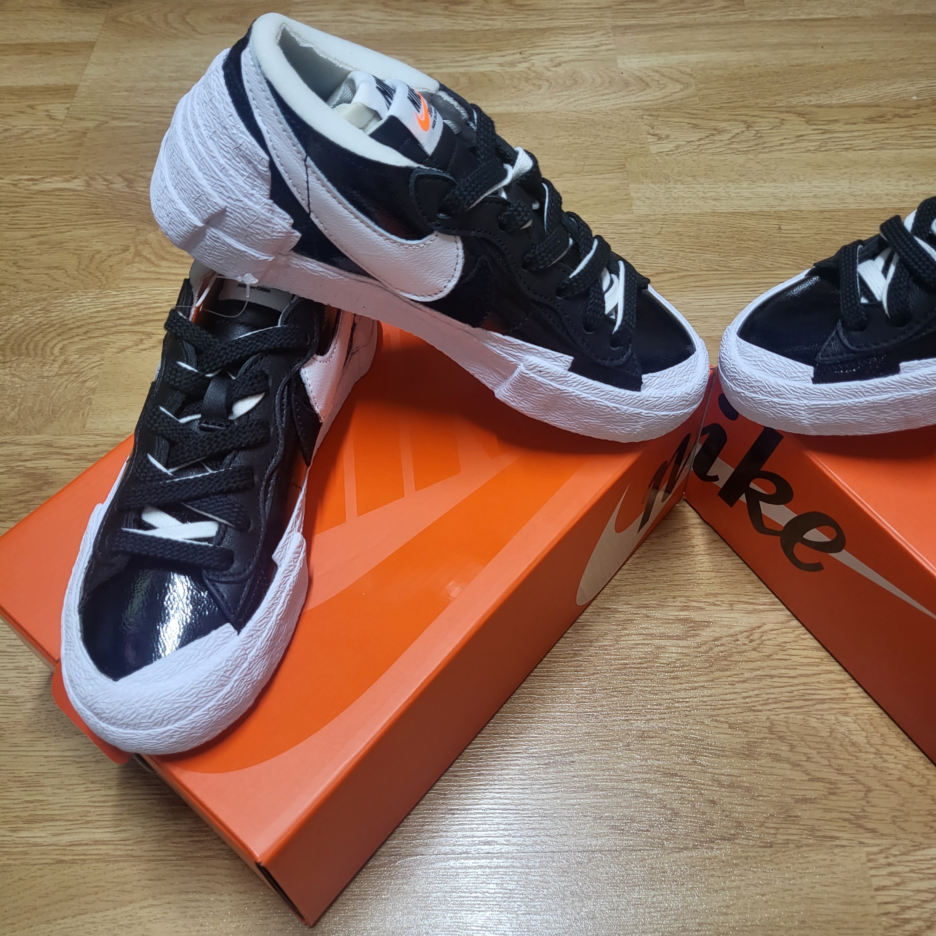 Nike x Sacai Blazer Low Black Patent Leather 착용 스타일 - 2