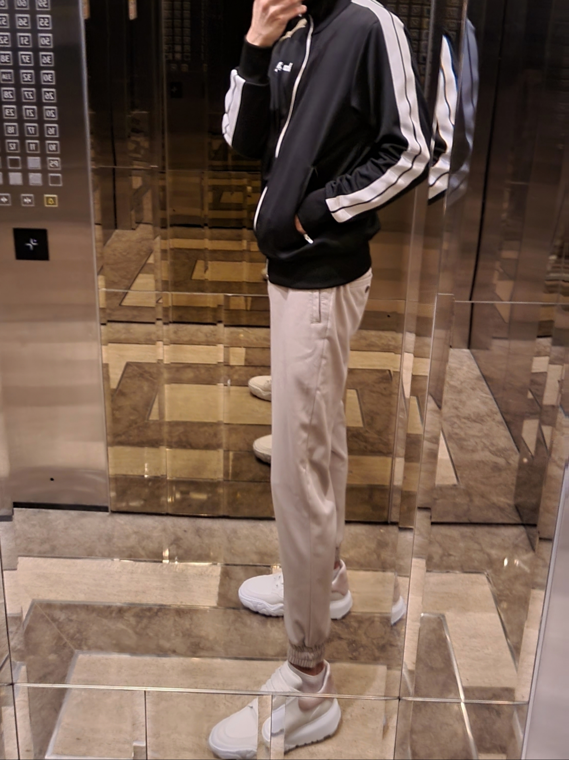Alexander McQueen Court Trainer White Black 착용 스타일 - 1