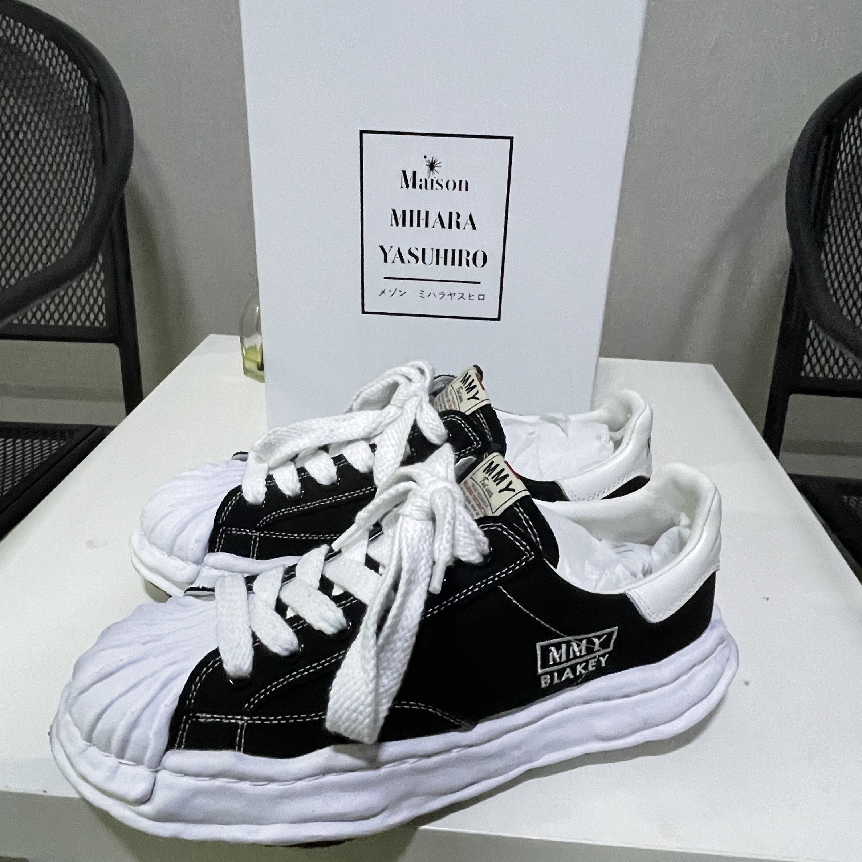 Maison Mihara Yasuhiro Blakey OG Sole Canvas Low-top Sneakers Black White, Dior Safari Messenger Bag Beige & Black Dior Oblique Jacquard 착용 스타일 - 2