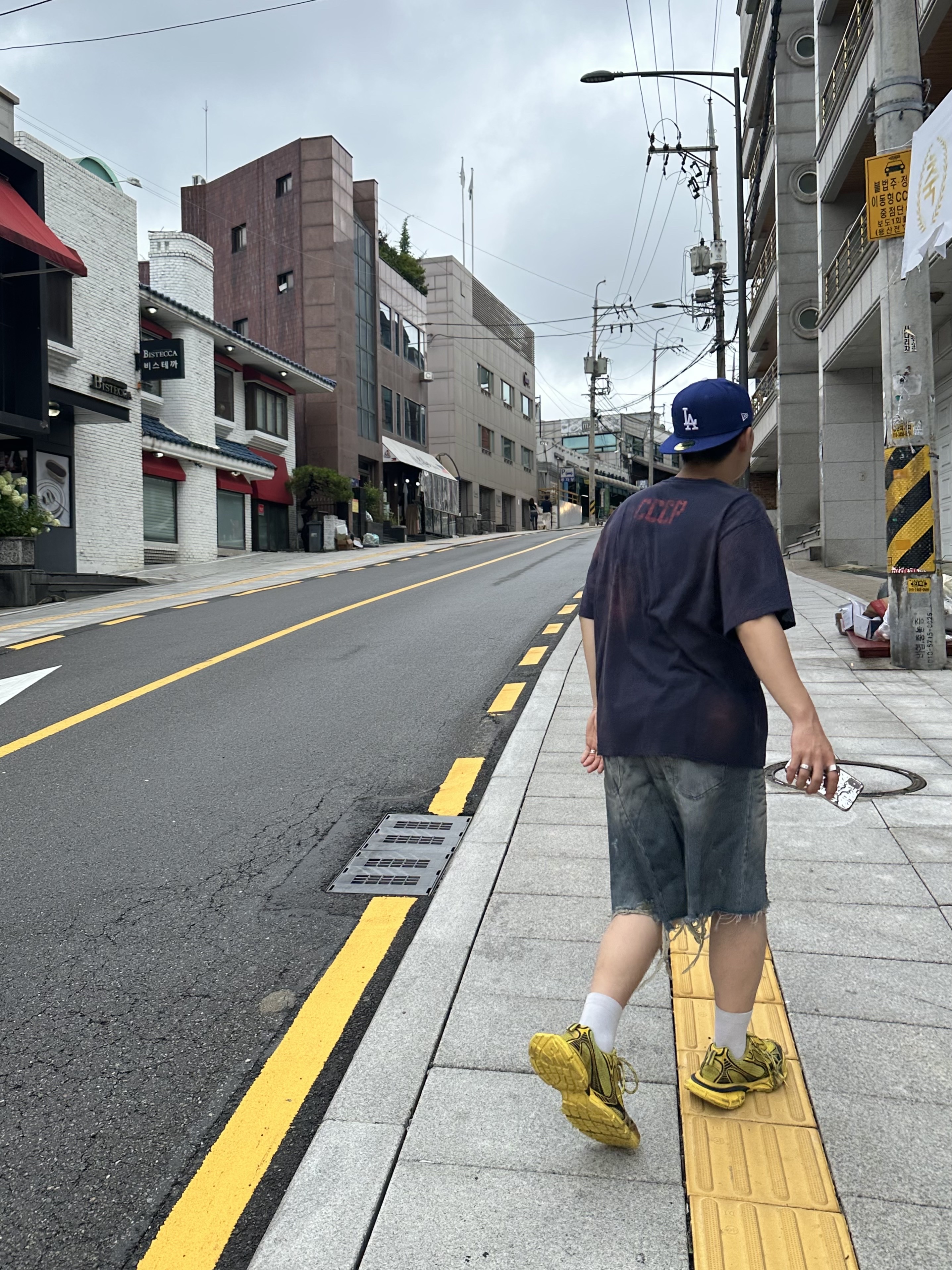 Balenciaga 3XL Sneakers Yellow Black 착용 스타일 - 1