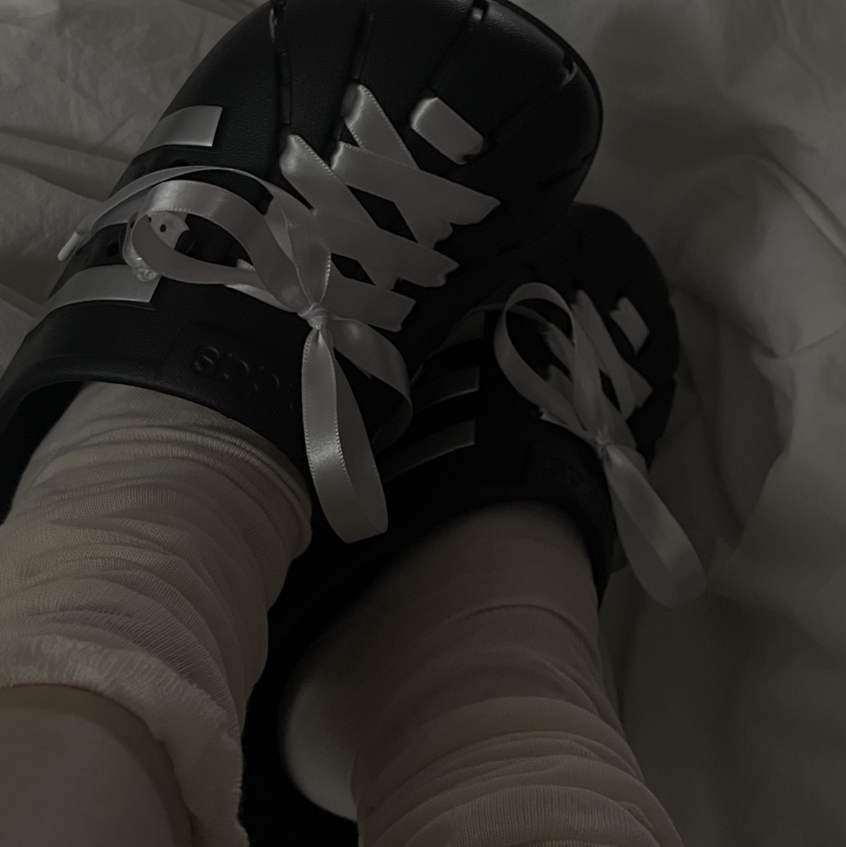 Adidas Adilette Clogs Core Black Silver Metallic 착용 스타일 - 1