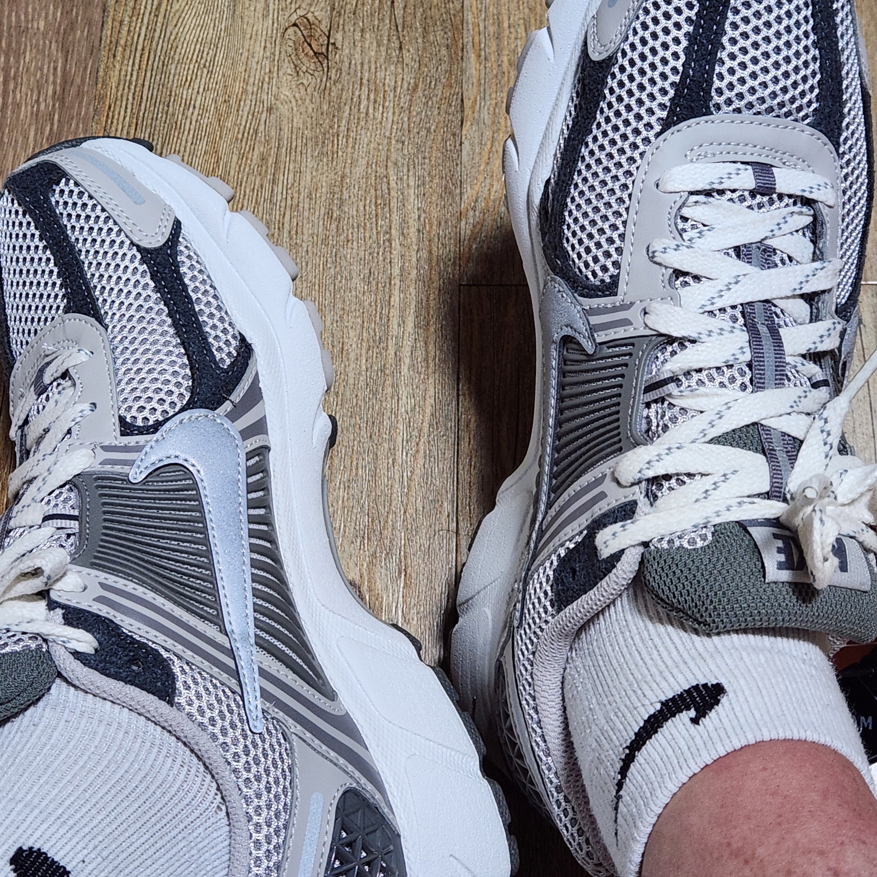 Nike Zoom Vomero 5 PRM Light Iron Ore and Flat Fewter 착용 스타일