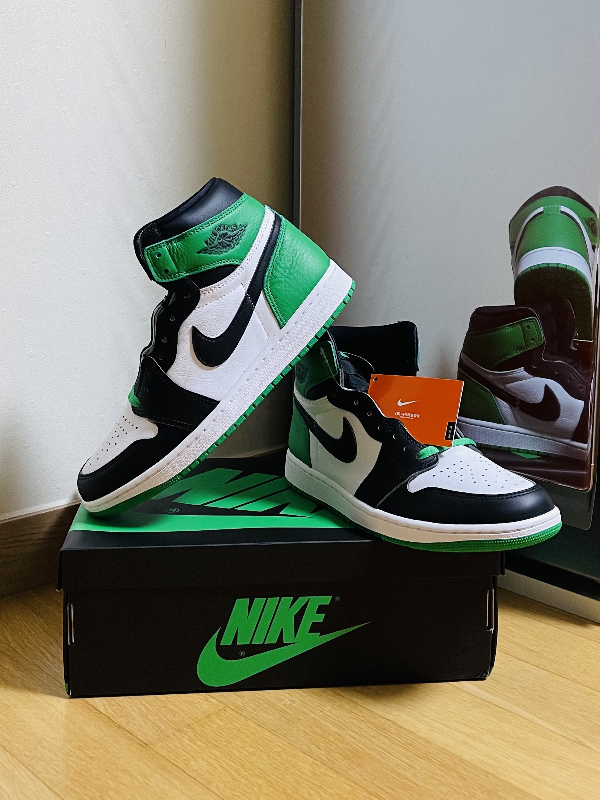 Jordan 1 Retro High OG Black and Lucky Green 착용 스타일