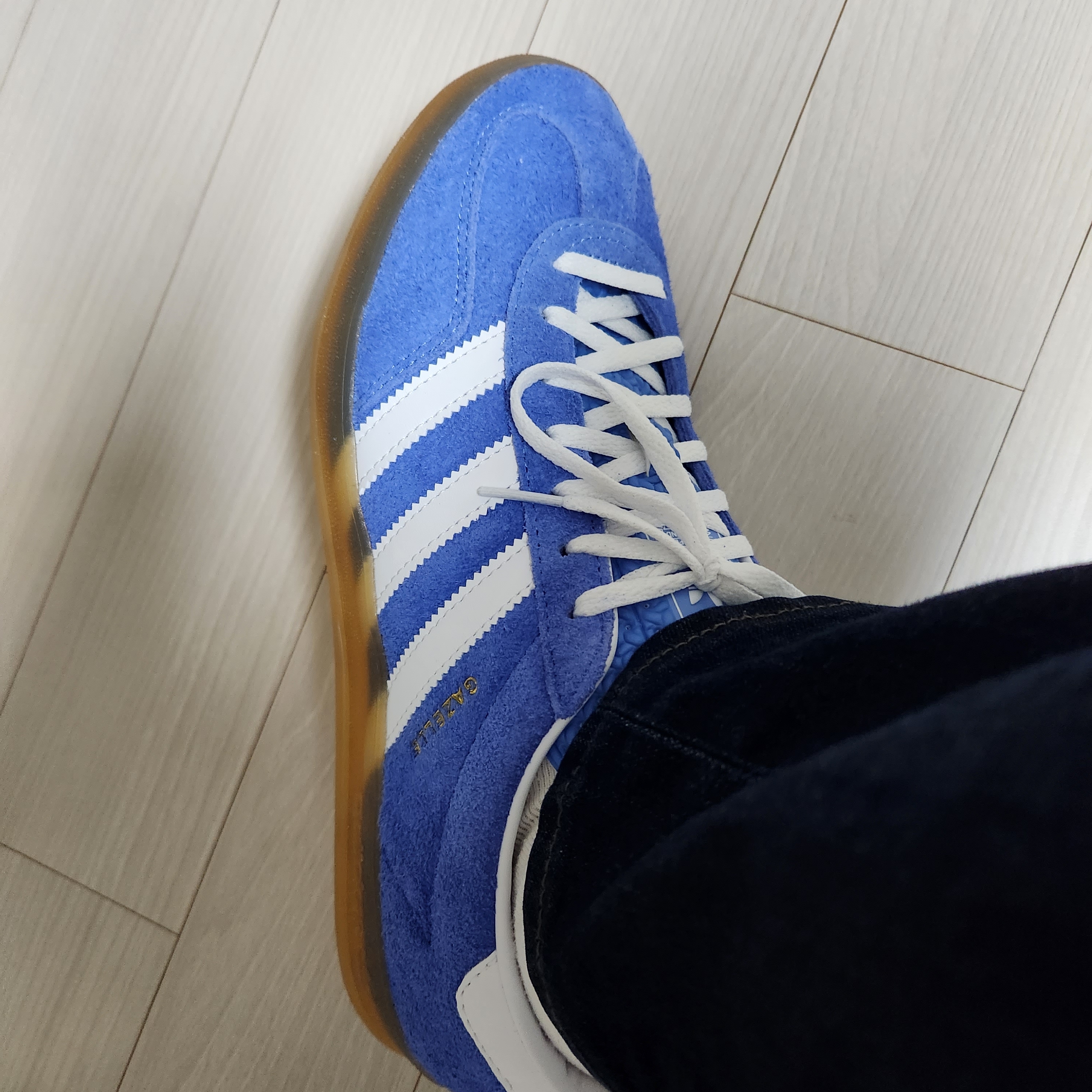 (W) Adidas Gazelle Indoor Blue Fusion Cloud White 착용 스타일