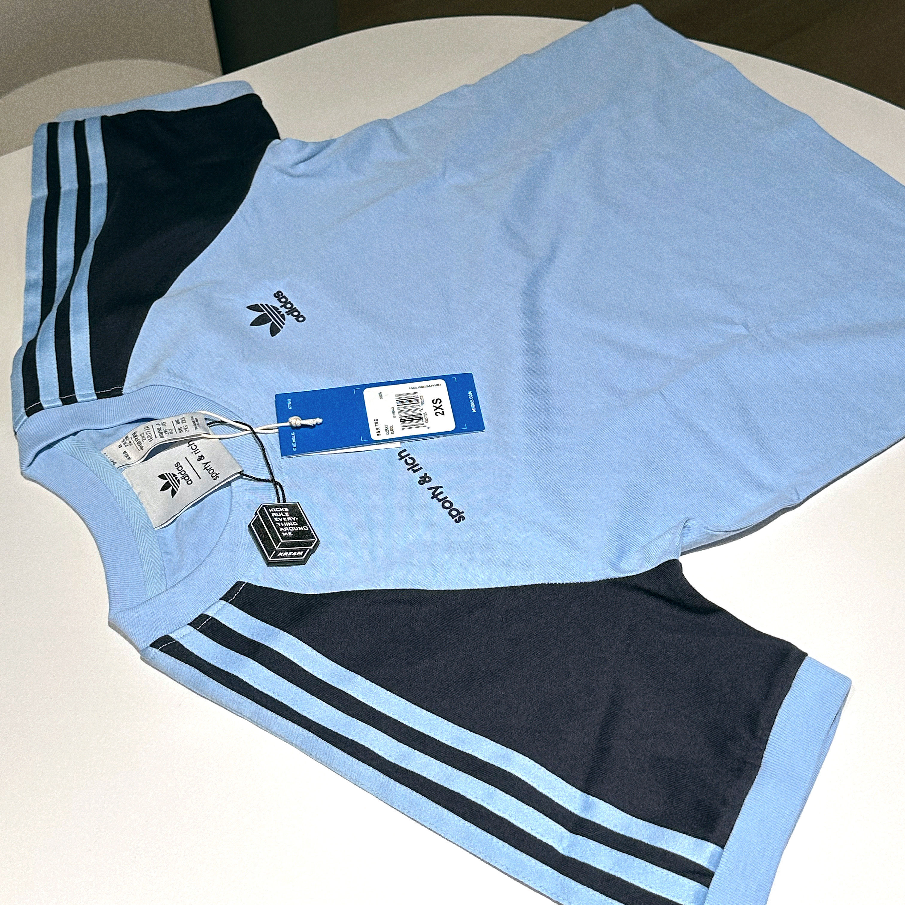 (W) Adidas x Sporty & Rich T-Shirt Clear Sky - US Sizing, (GS) Jordan 1 Mid Coral Chalk Desert Berry 착용 스타일 - 1