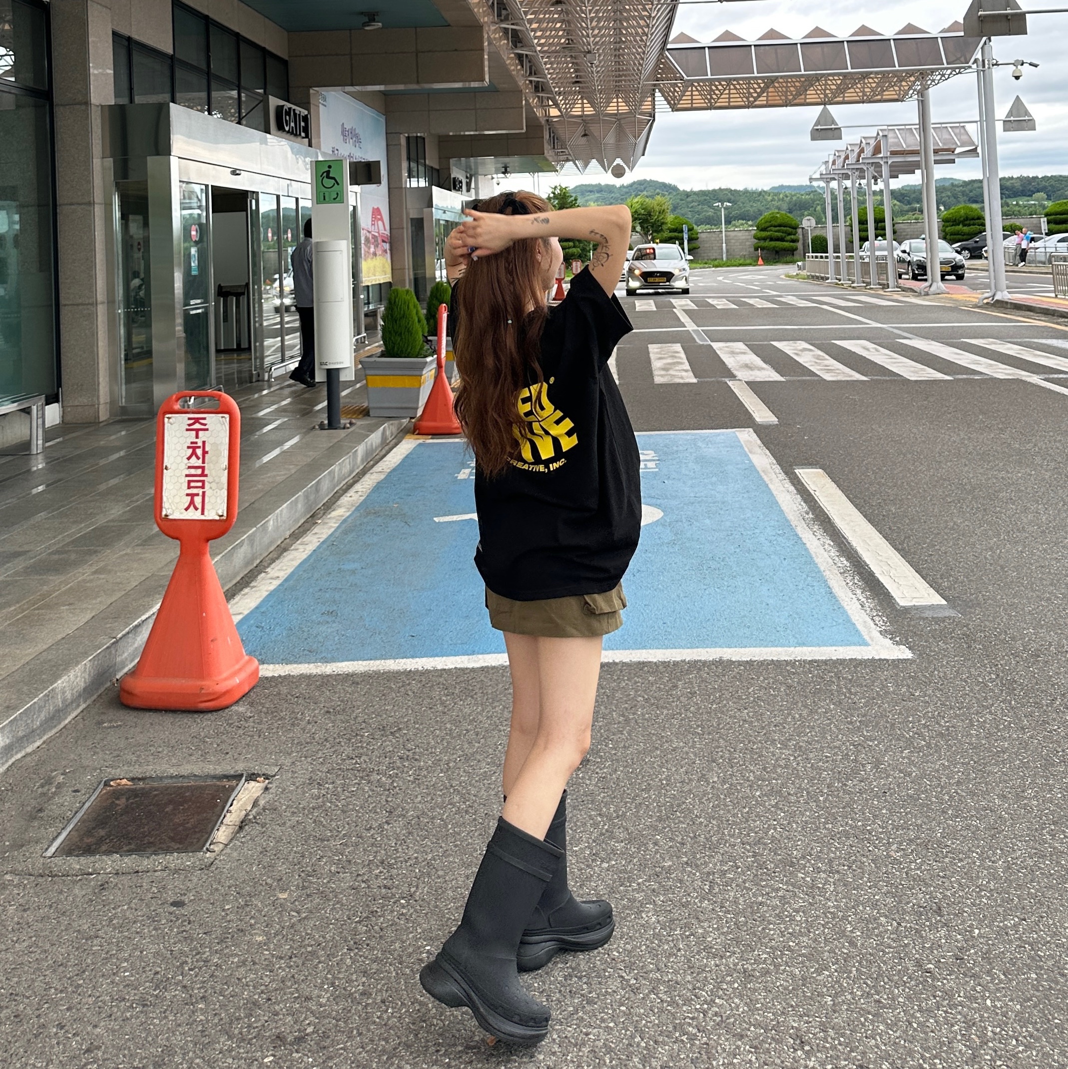 Balenciaga x Crocs Rubber Boot Black, (W) Balenciaga x Crocs Rubber Boot Black 착용 스타일 - 1