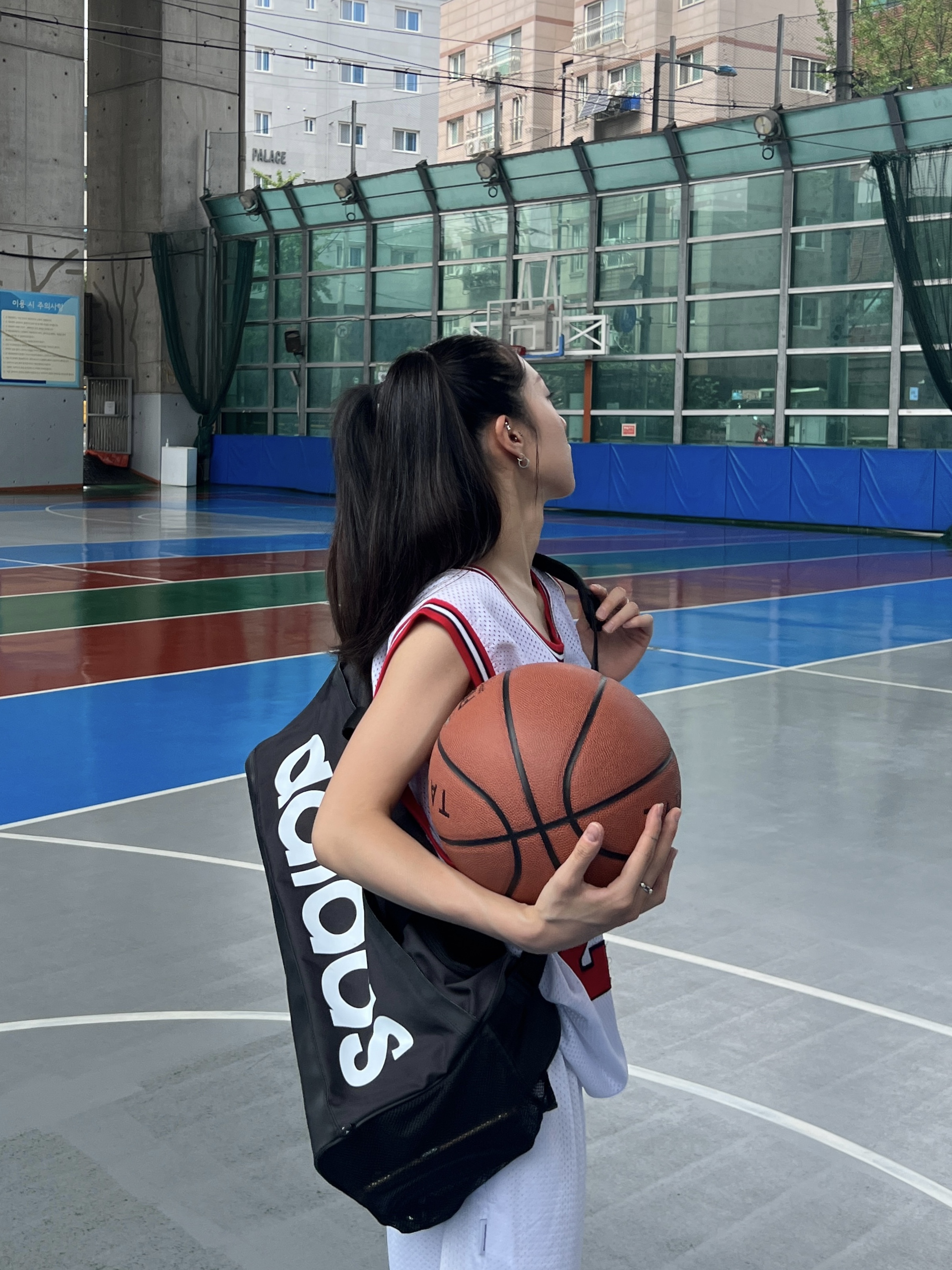 Adidas Essentials Linear M Duffel Bag Black, (W) Jordan 1 Mid Black and Gym Red 착용 스타일 - 5