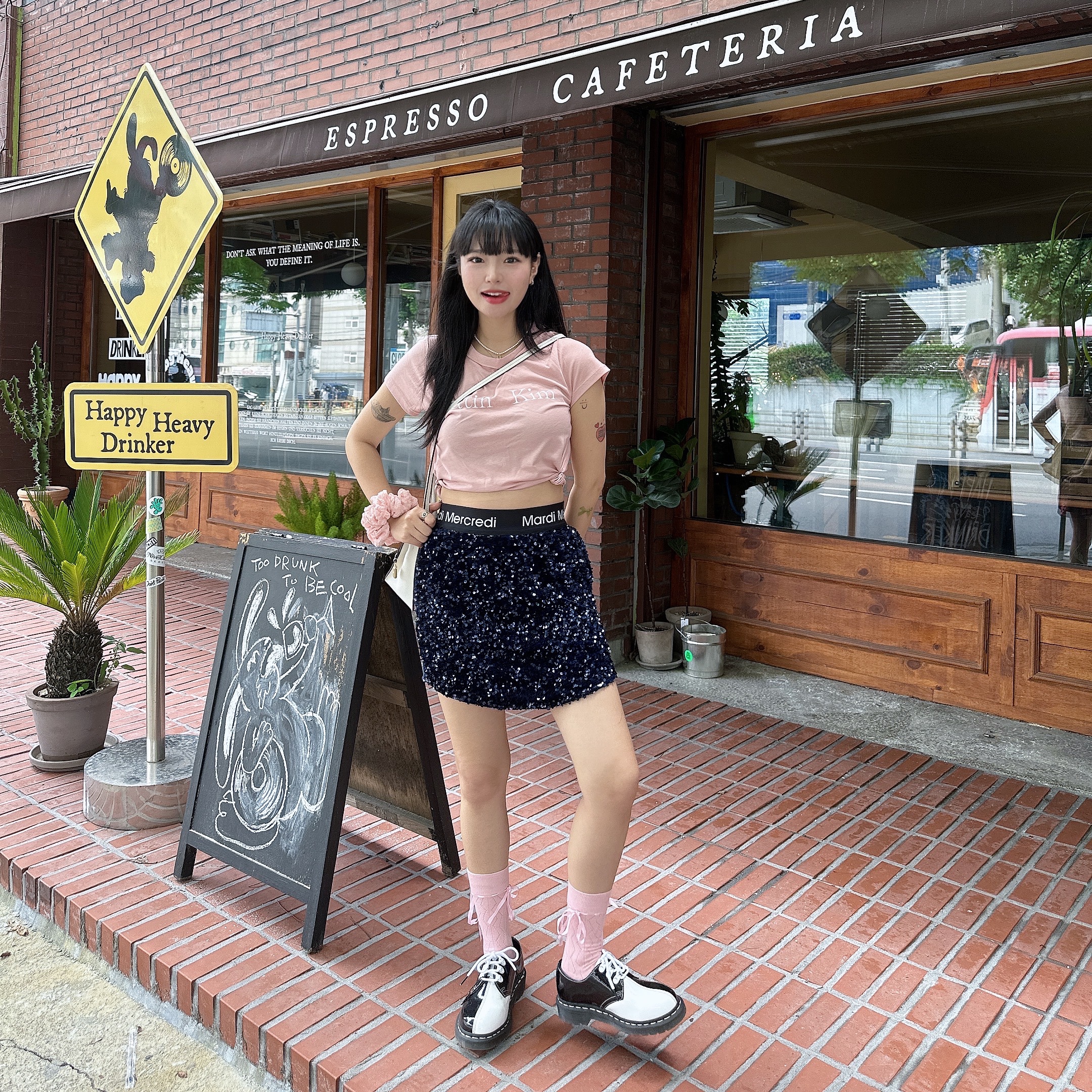 (W) Matin Kim Logo Crop Top Pink 착용 스타일 - 2
