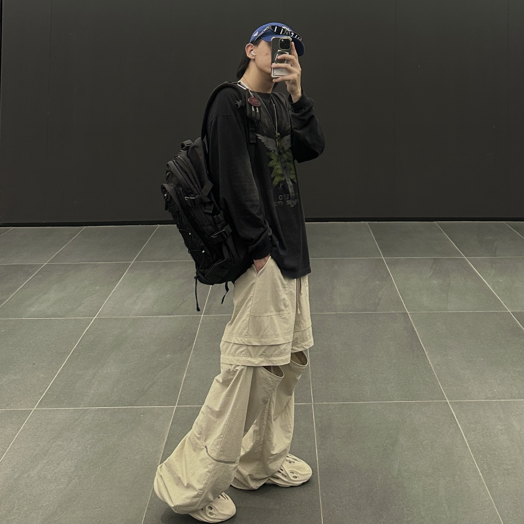Adidas Yeezy Foam RNNR Sand 착용 스타일