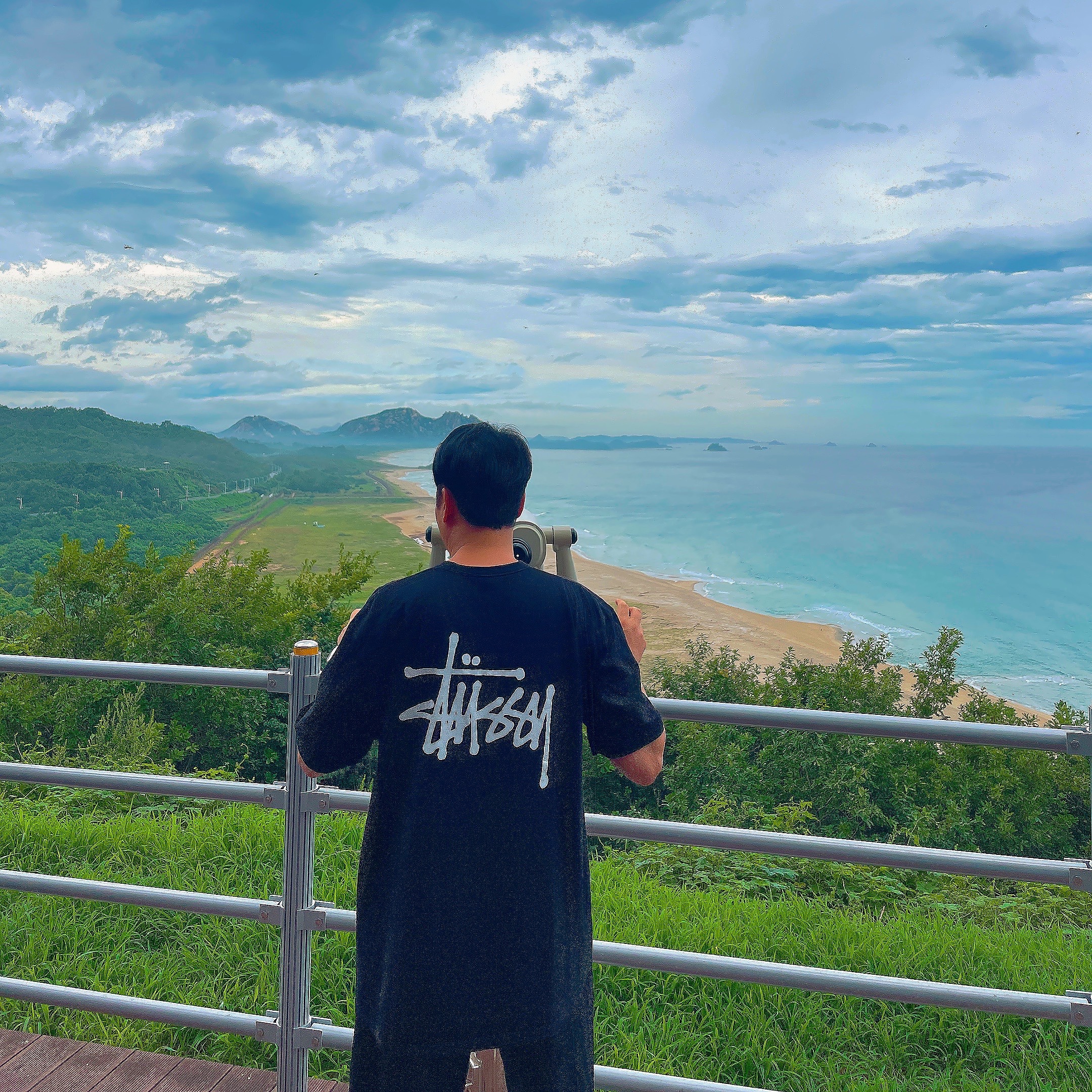 Stussy Basic Stussy T-Shirt Black 2023, Crocs Classic Clog Bone 착용 스타일 - 3