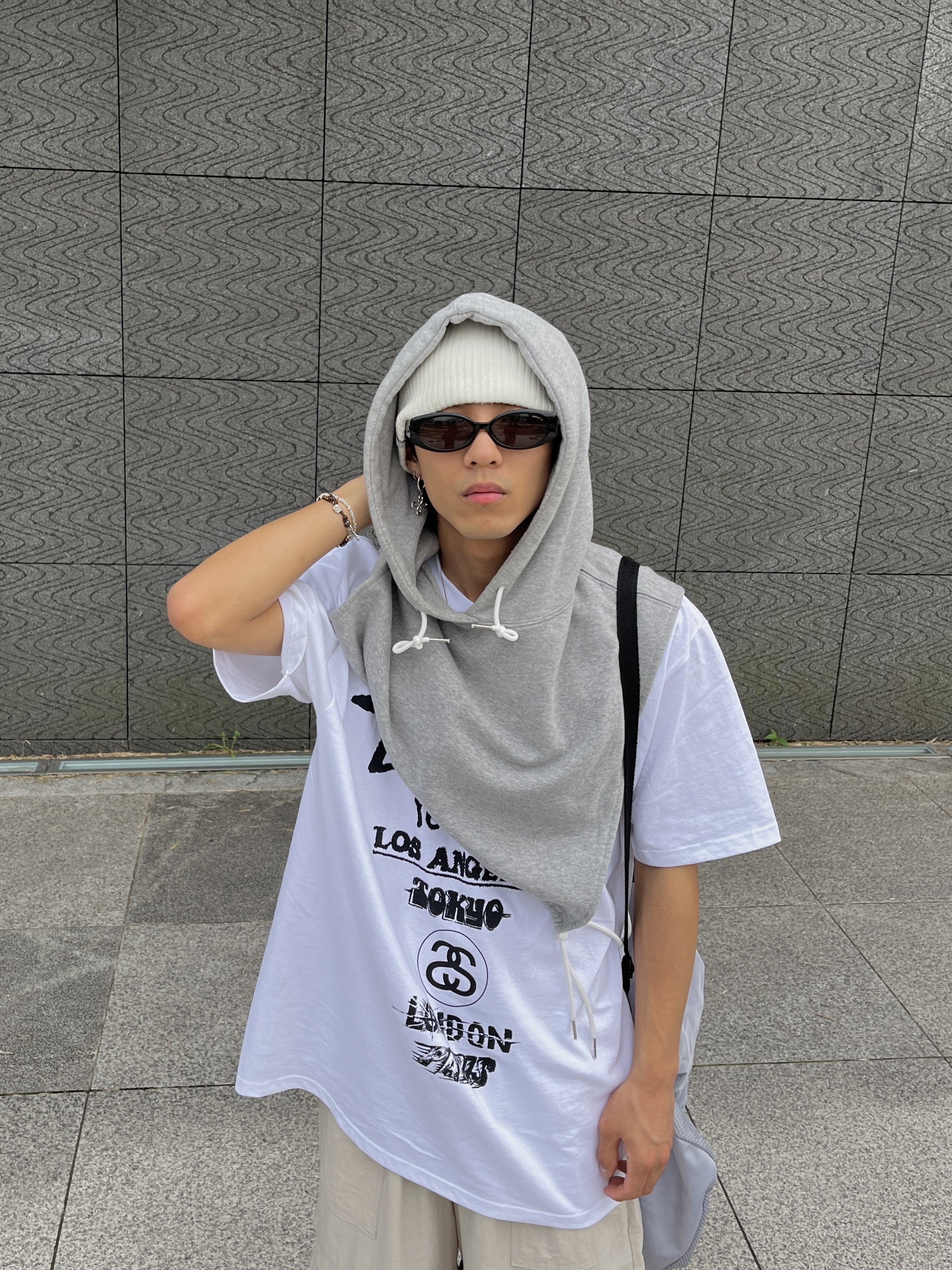 Stussy Tour T-Shirt White, Matin Kim MS129 Sneakers Black 착용 스타일 - 3