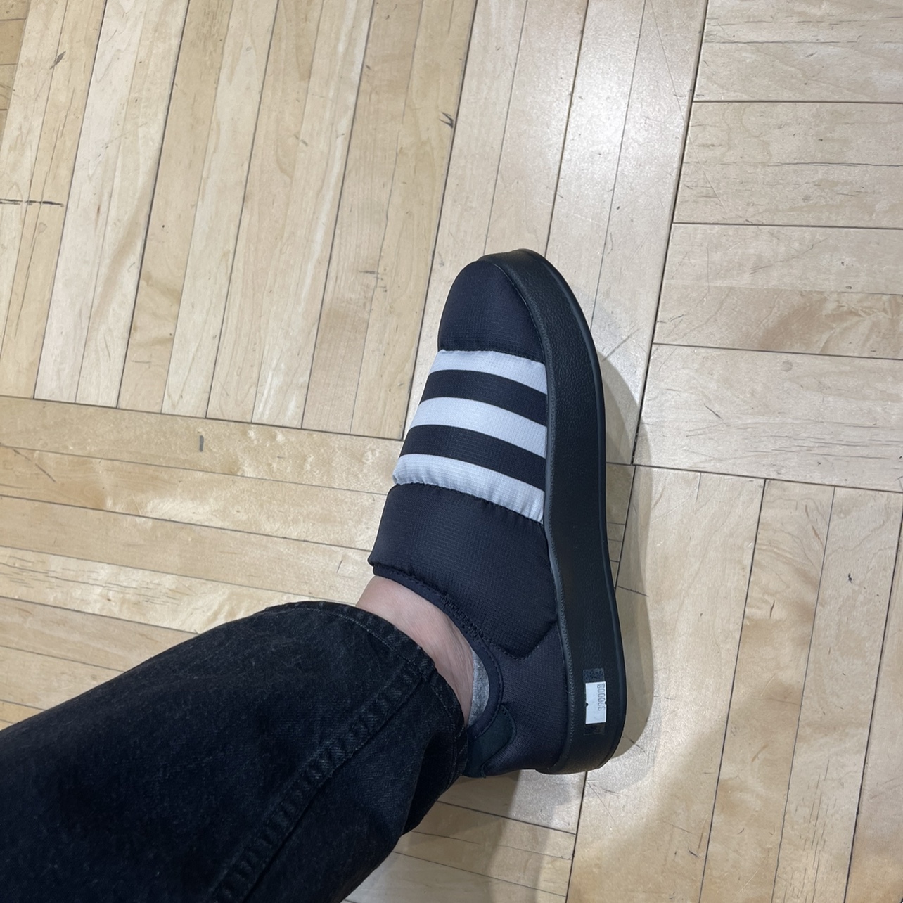 Adidas Puffylette Core Black 착용 스타일