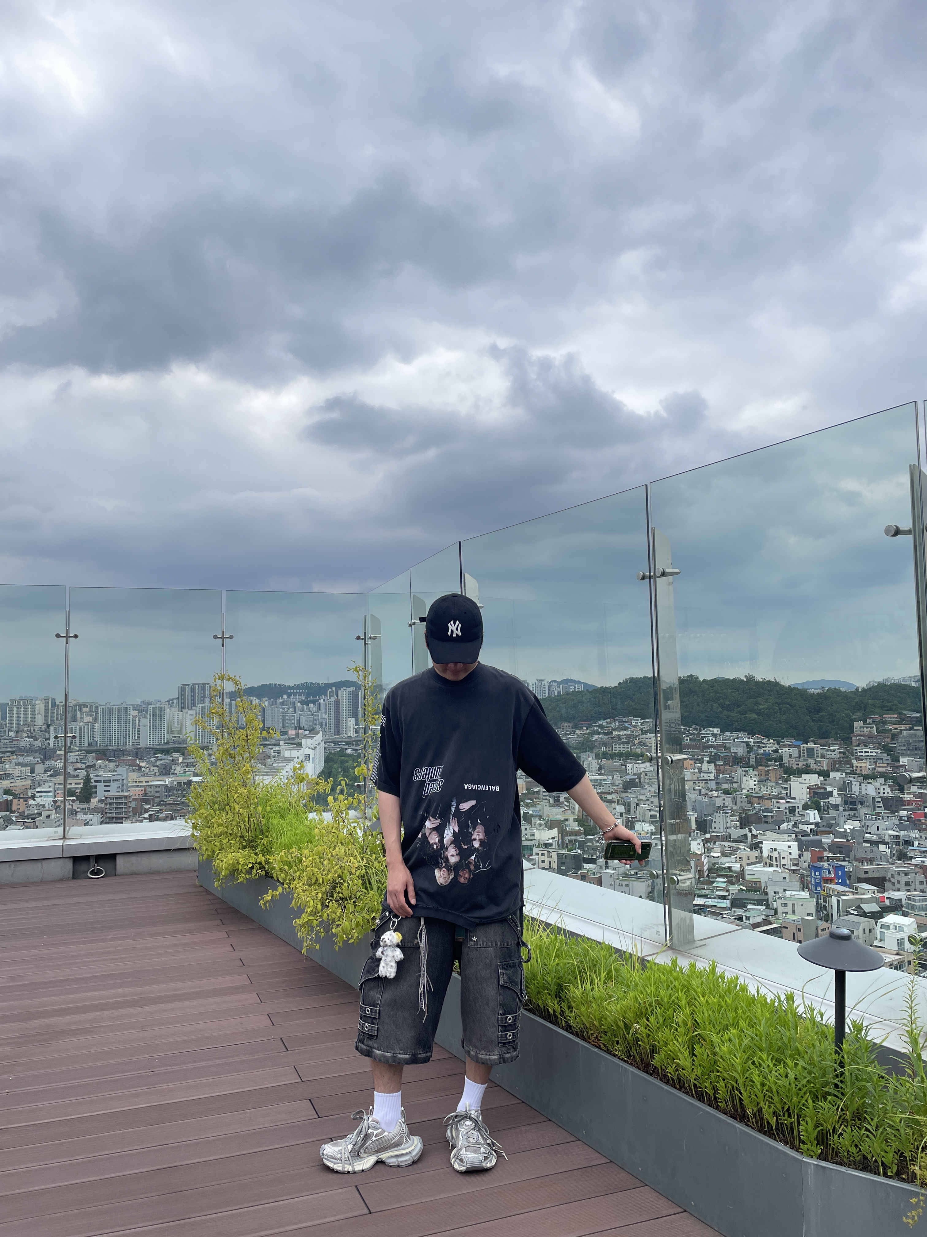 Balenciaga Oversized Speed Hunter Upside Down T-Shirt Black, Balenciaga 3XL Sneakers Light Beige 착용 스타일 - 2