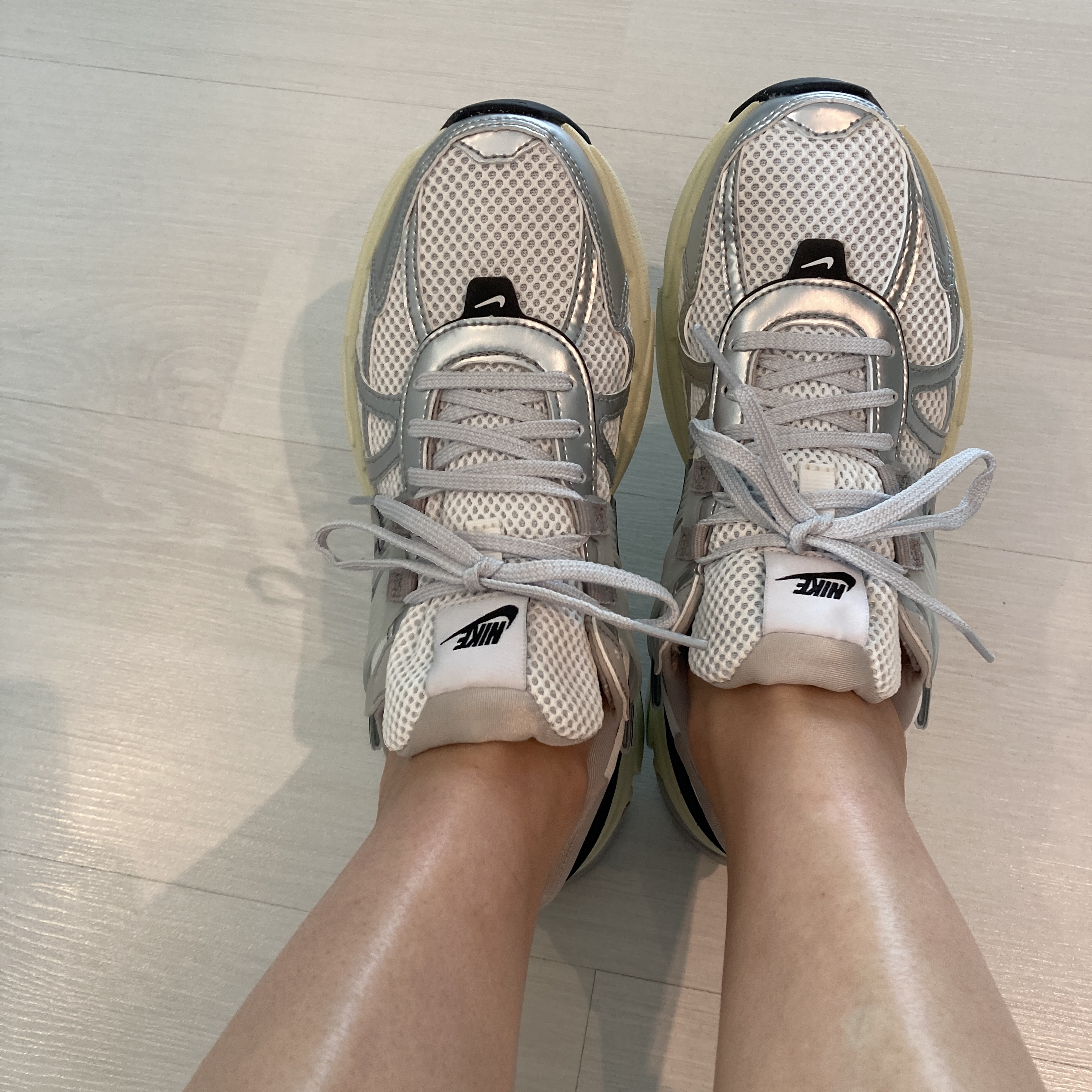 Nike V2K Run Summit White Metallic Silver 착용 스타일 - 2