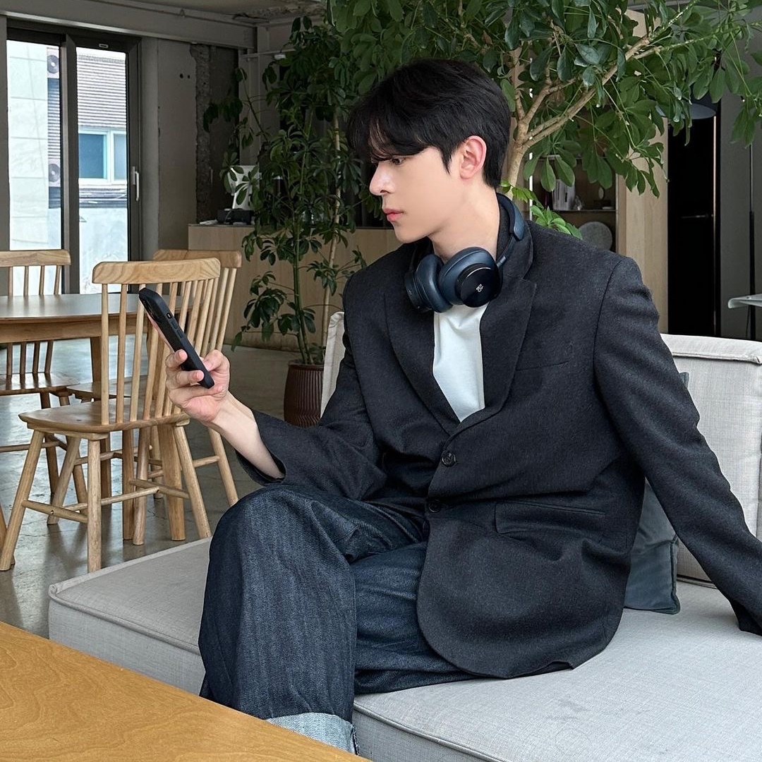 Bang & Olufsen Beoplay H95 Navy 착용 스타일