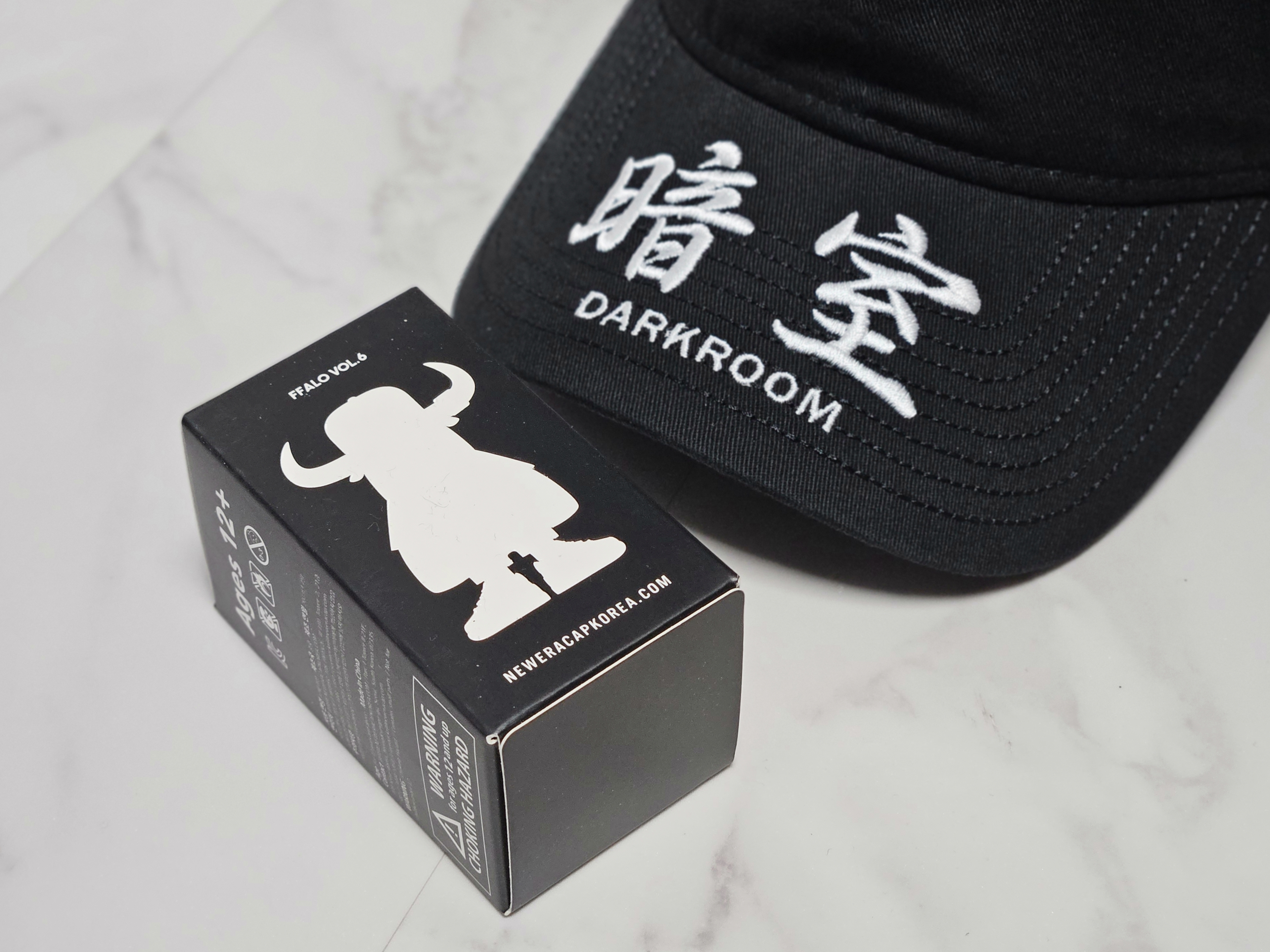 Darkr8m Studio x New Era FFALO Figure Black, Darkr8m Studio x New Era Unstructured Ball Cap Black 착용 스타일 - 4