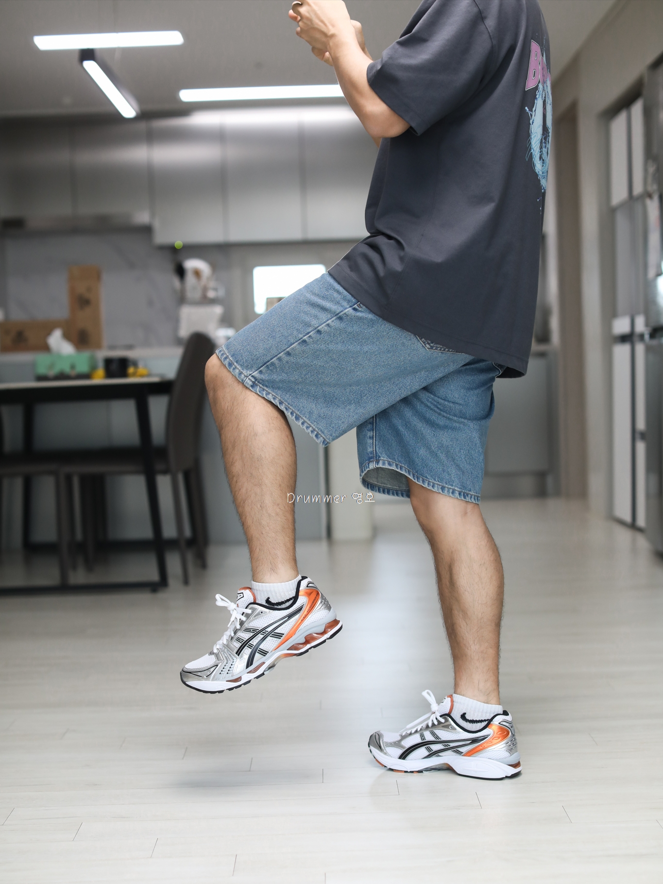 Asics Gel-Kayano 14 White Piquant Orange 착용 스타일 - 2