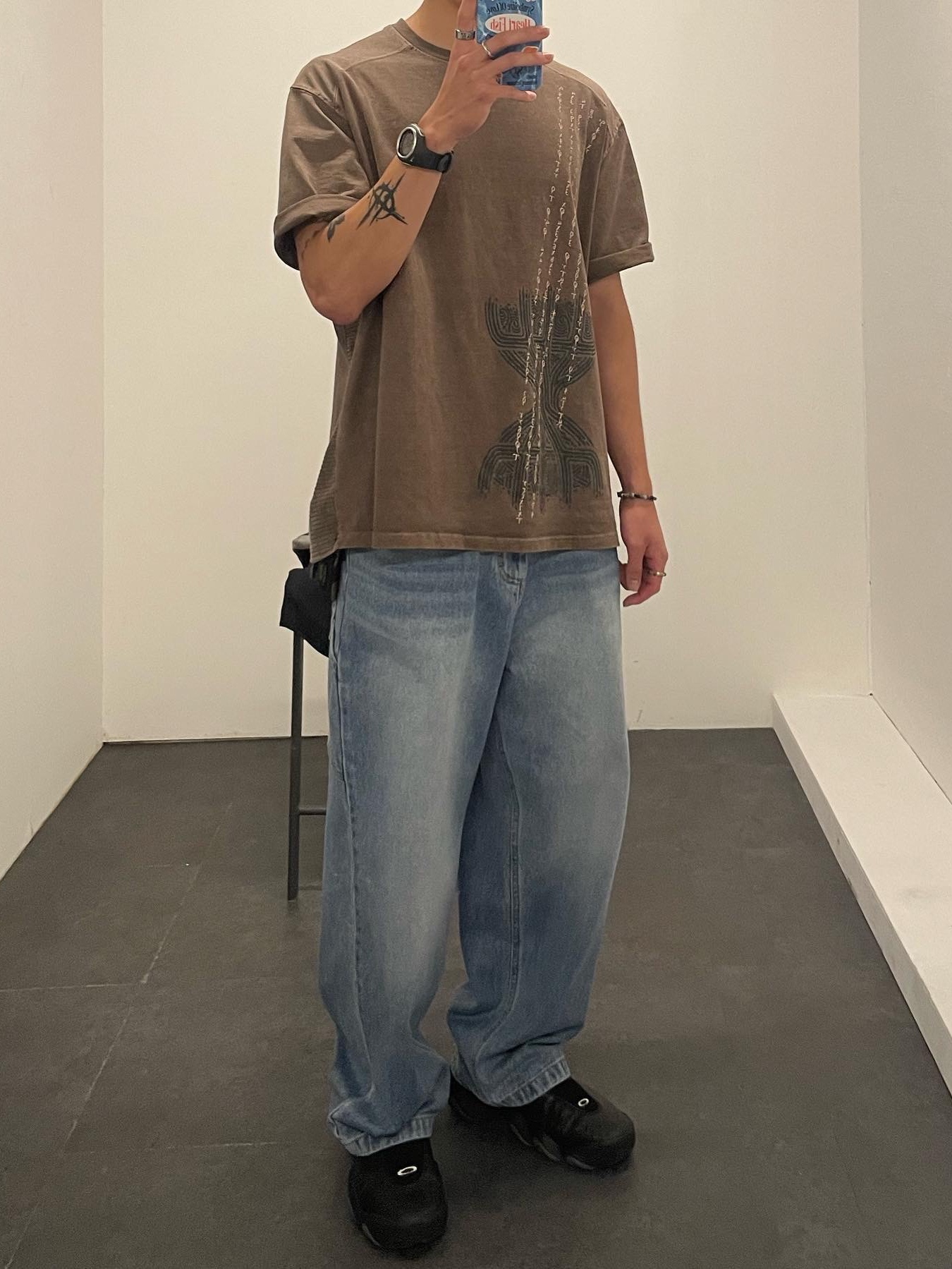 Ignota Core:5 Harmonia Short Sleeve T-Shirt Camel, Ignota Core:5 Harmonia Short Sleeve T-Shirt Brown 착용 스타일