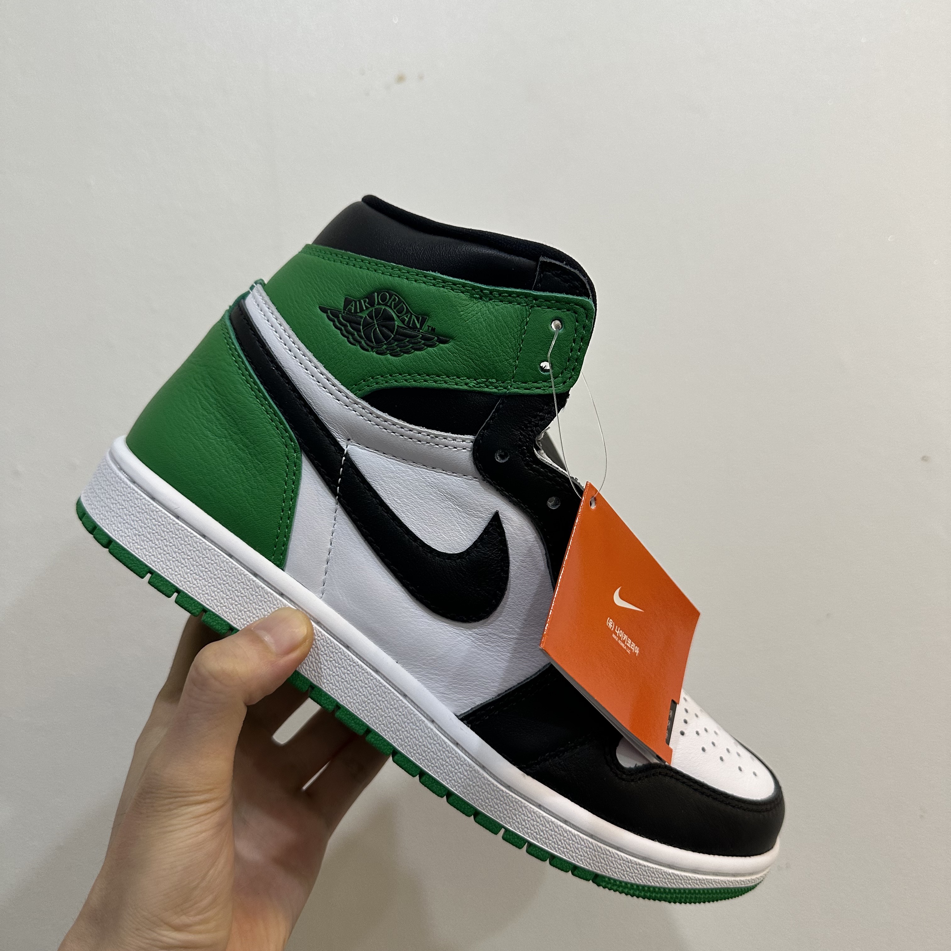 Jordan 1 Retro High OG Black and Lucky Green 착용 스타일