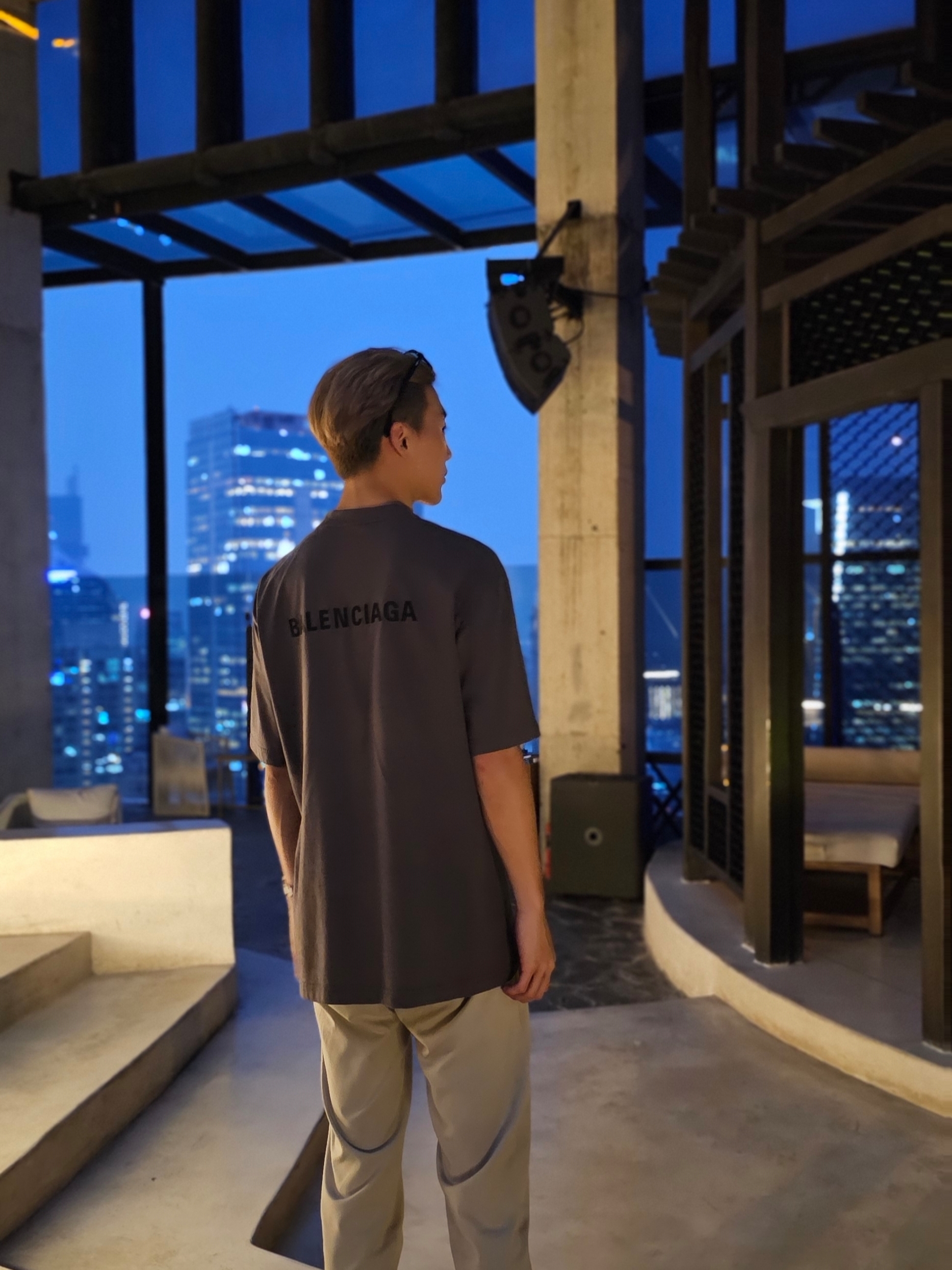Balenciaga Back T-Shirt Medium Fit Grey, Gucci Silver Ring With SquareG Silver Aged Finish 착용 스타일 - 2
