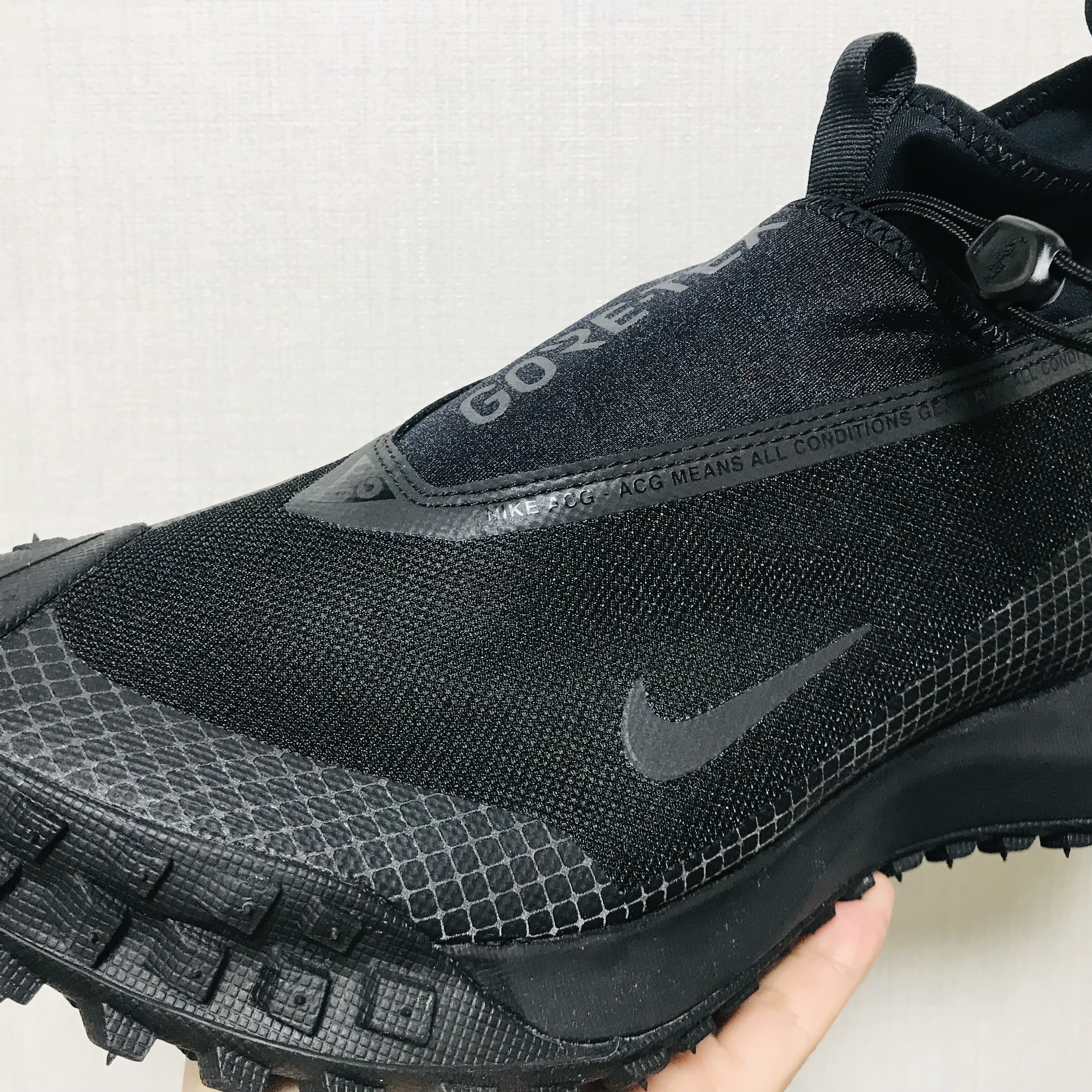 Nike ACG Mountain Fly Gore-Tex Black and Dark Grey 착용 스타일