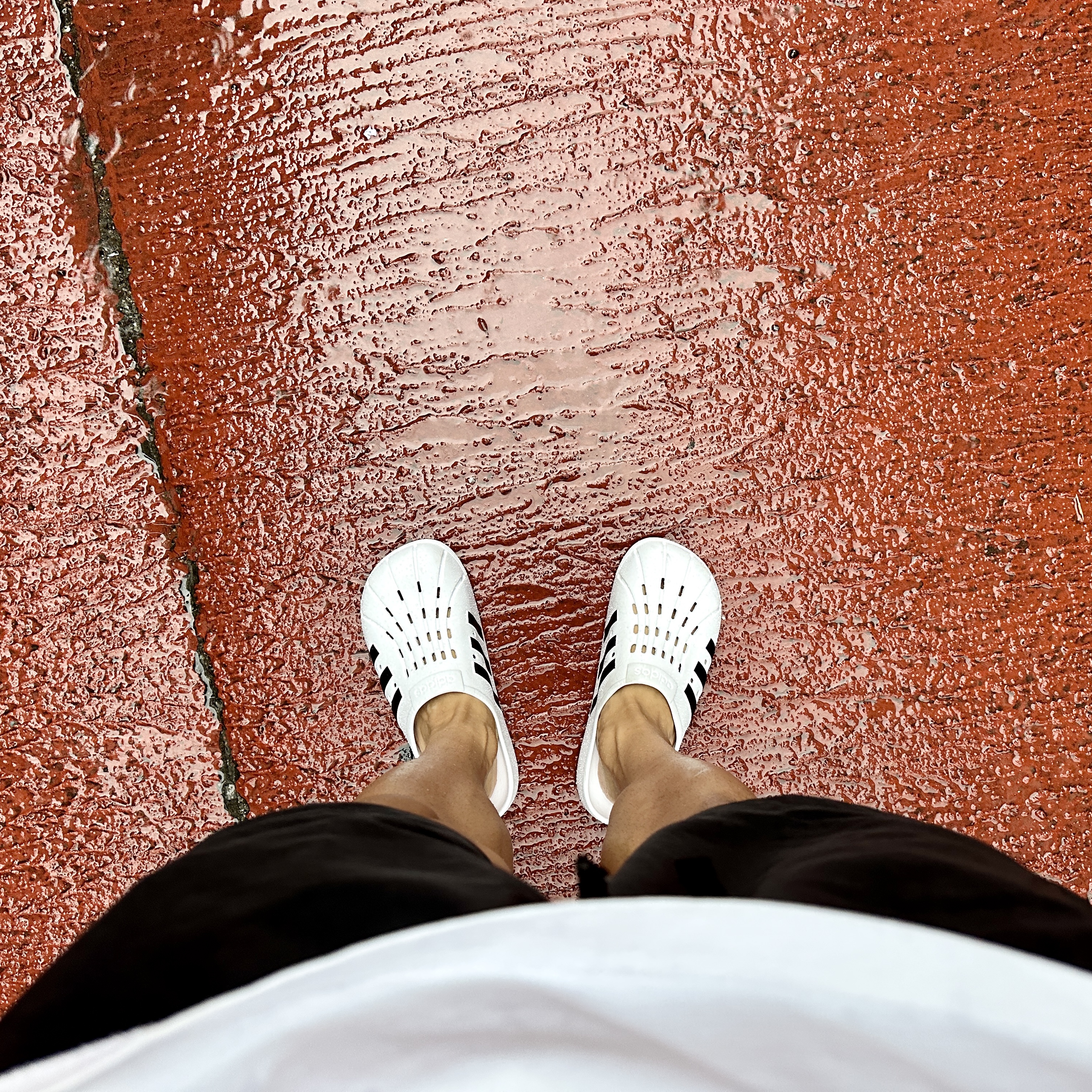 Adidas Adilette Clog White Black 착용 스타일 - 2