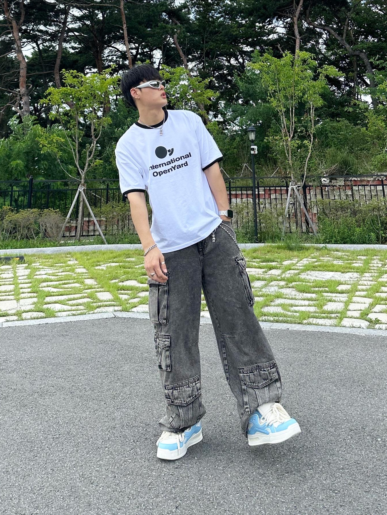 Balenciaga Swift Oval Sunglasses Silver, Zara Utility Cargo Jeans Black 착용 스타일 - 3
