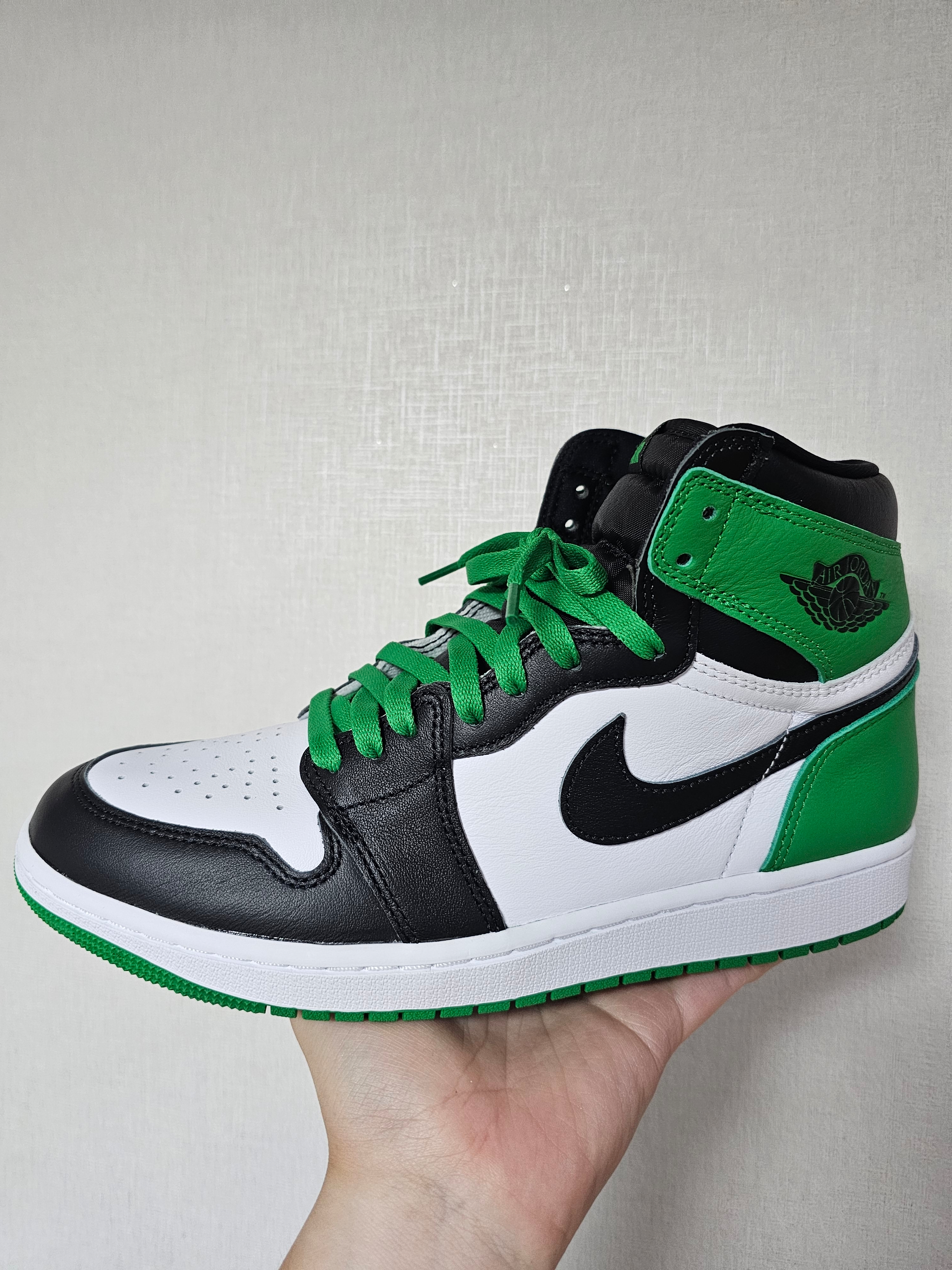Jordan 1 Retro High OG Black and Lucky Green 착용 스타일 - 1