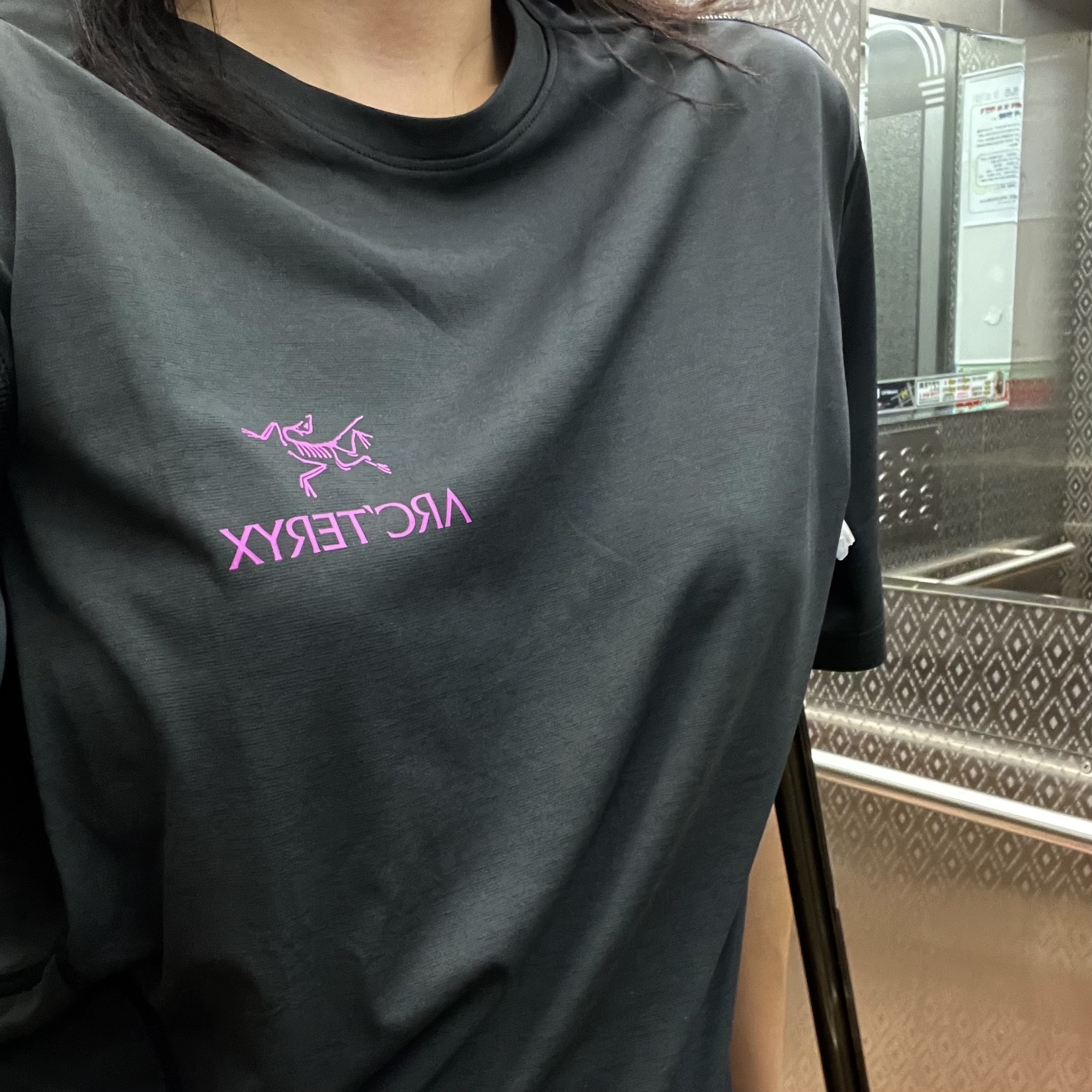 Arc'teryx Motus Arcword Crew SS T-Shirt Groovie Black Heather 착용 스타일
