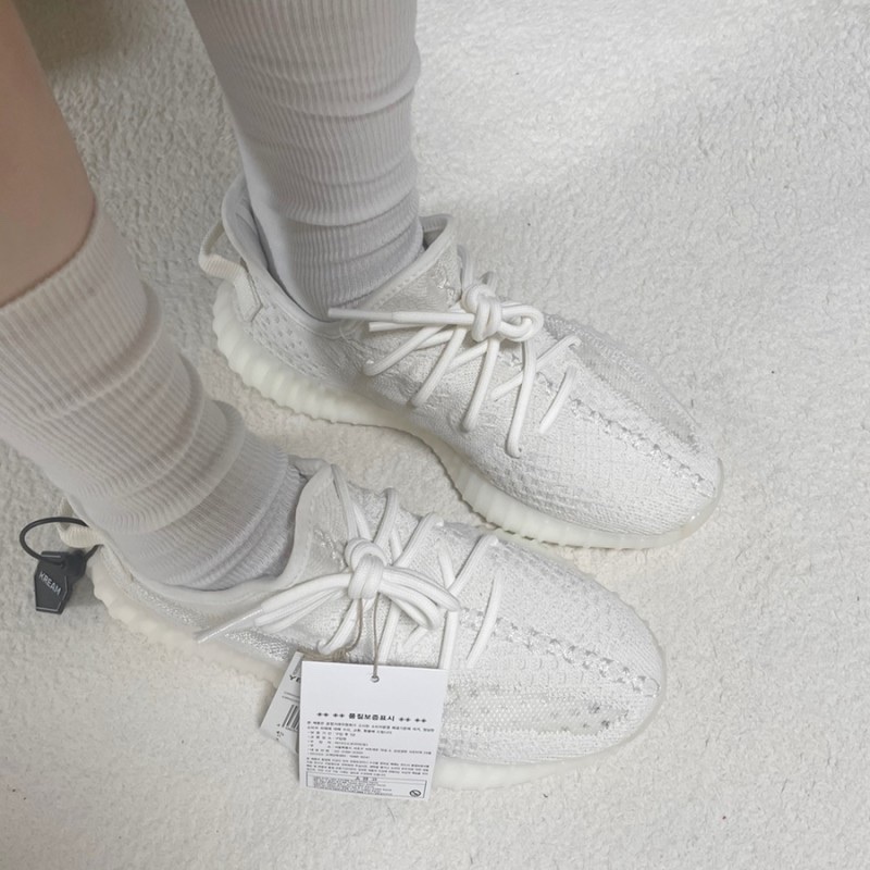 Adidas Yeezy Boost 350 V2 Bone 착용 스타일