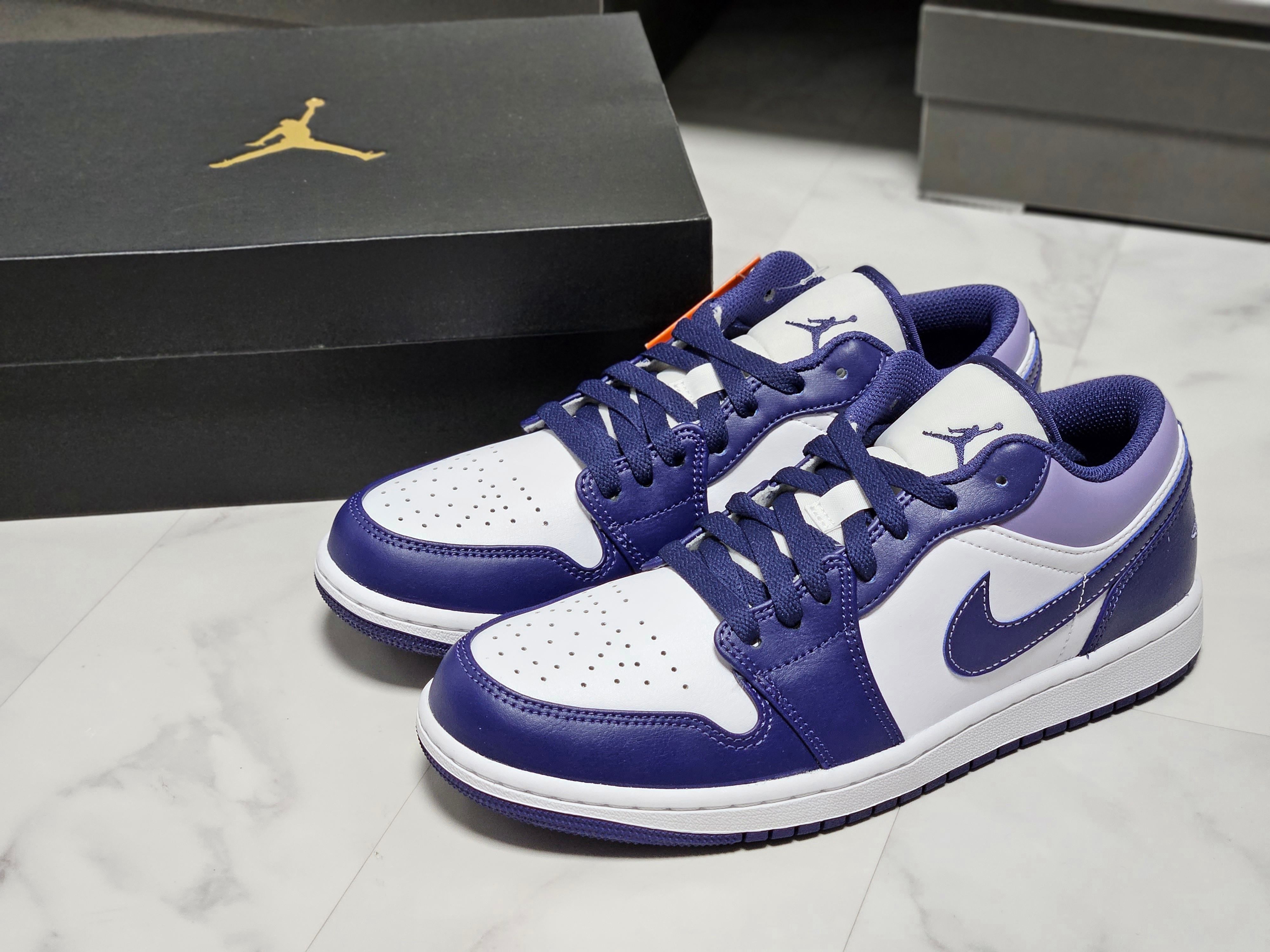 Jordan 1 Low Sky J Purple White 착용 스타일 - 5