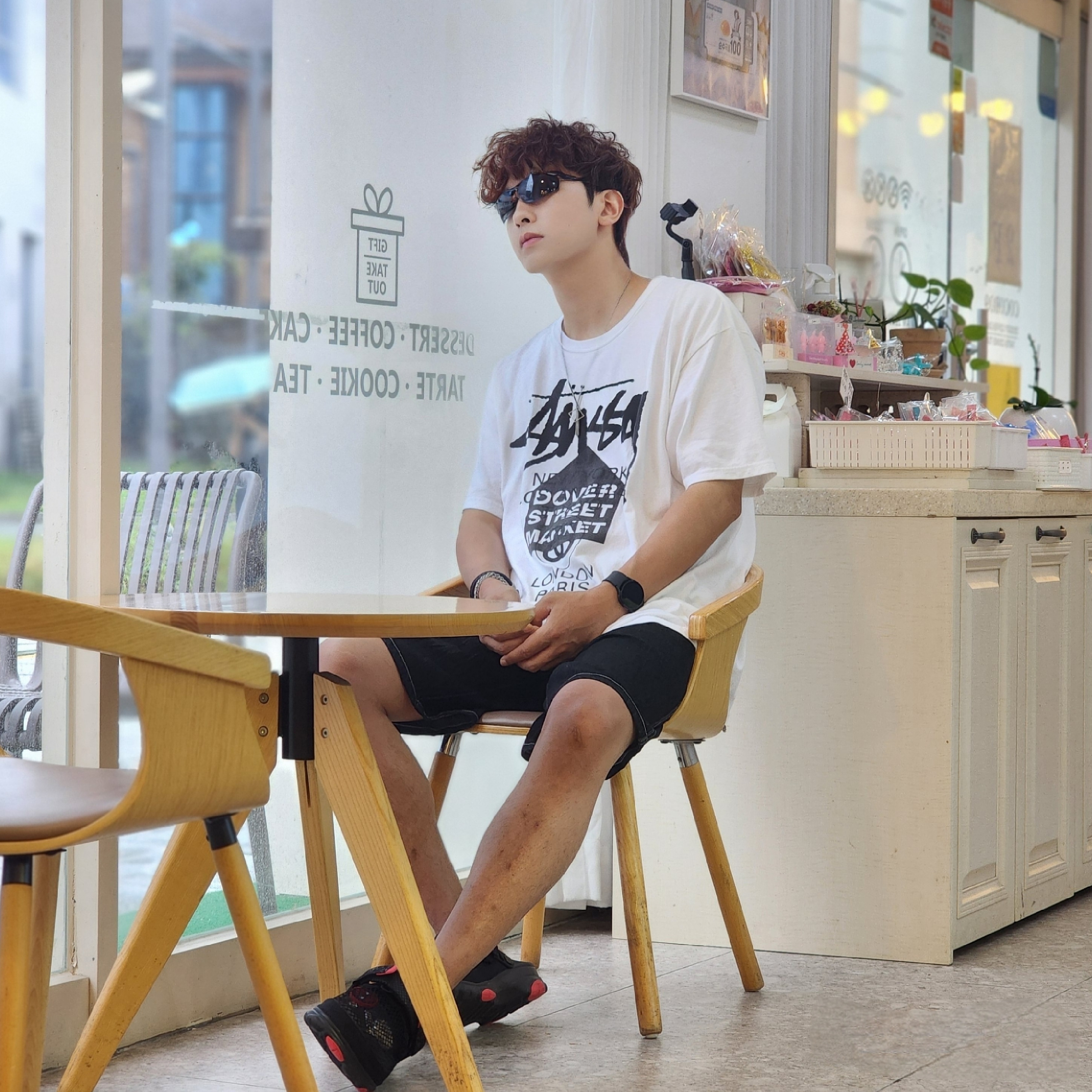 Stussy DSM World Tour T-Shirt White, Crocs x Staple Classic All Terrain Clog Black 착용 스타일 - 2