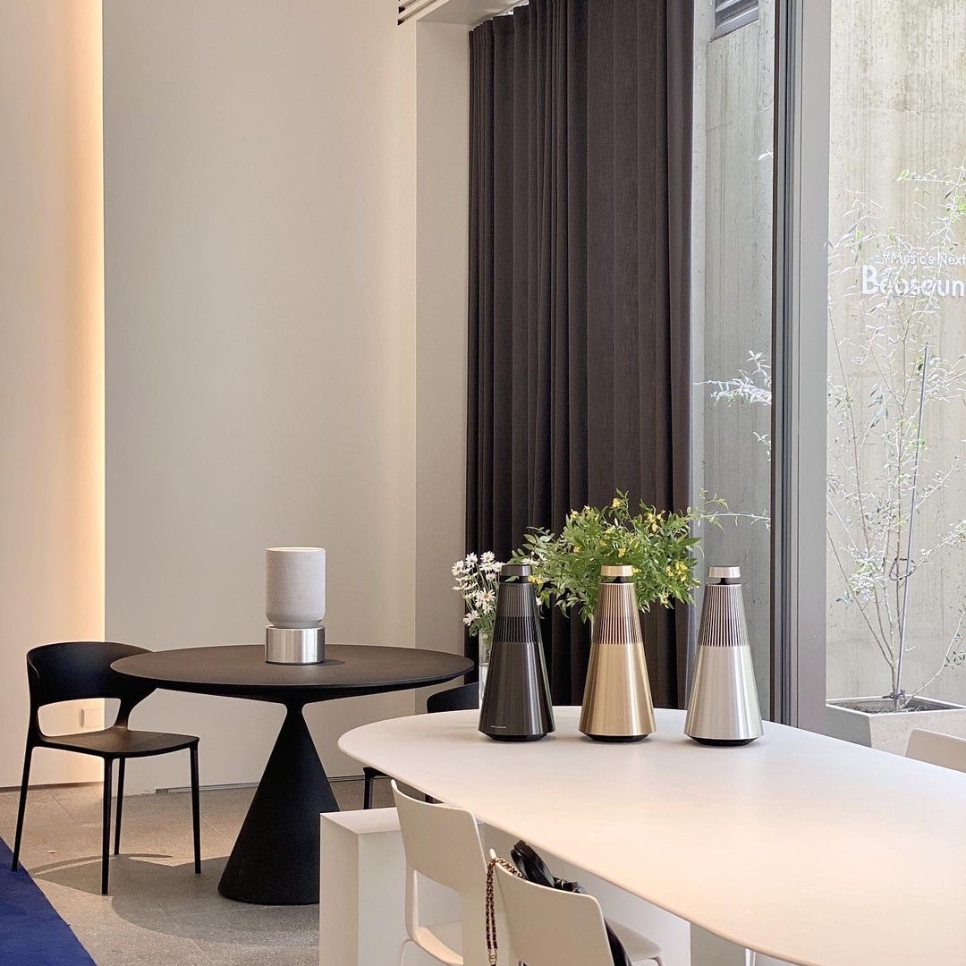 Bang & Olufsen Beosound 2 3rd Gen. Black Anthracite, Bang & Olufsen Beosound 2 3rd Gen. Gold Tone 착용 스타일
