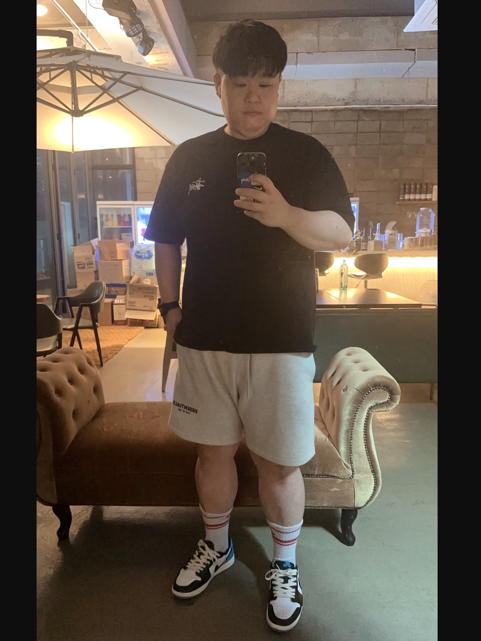 Jordan 1 Retro Low OG Black and Dark Powder Blue, Essentials The Core Collection Sweatshorts Light Oatmeal 착용 스타일