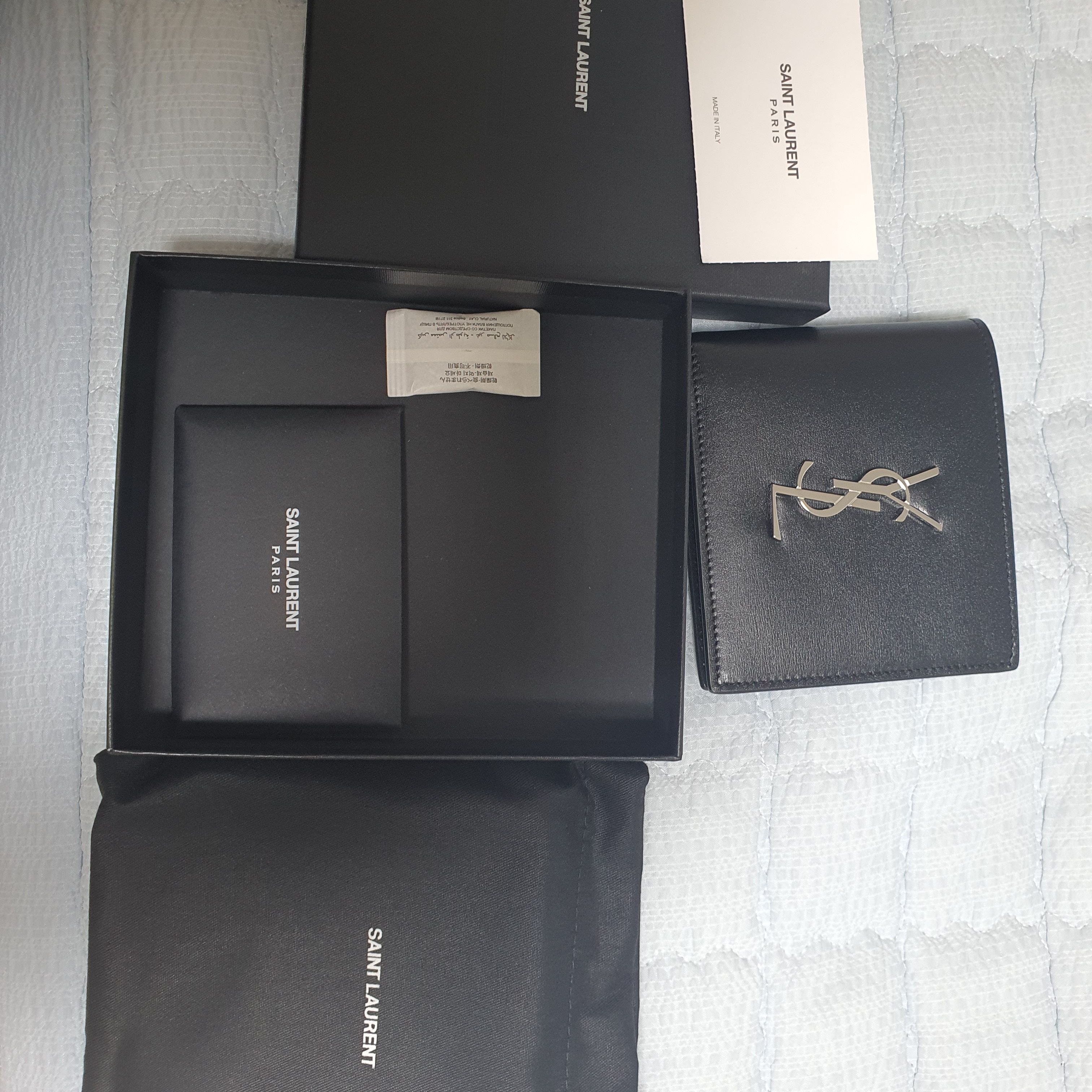 Saint Laurent East/West Wallet in Smooth Leather Black 착용 스타일