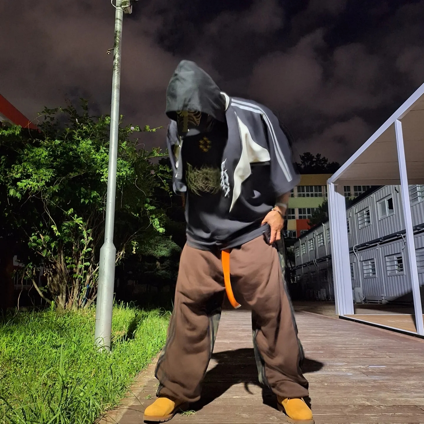 [KREAM 단독] Ourpas 058 Track Pants Brown 착용 스타일 - 3