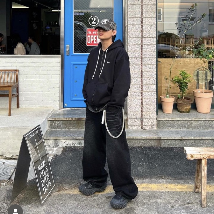[KREAM 단독] OMO Loosing Denim Pants Washed Black 착용 스타일 - 2