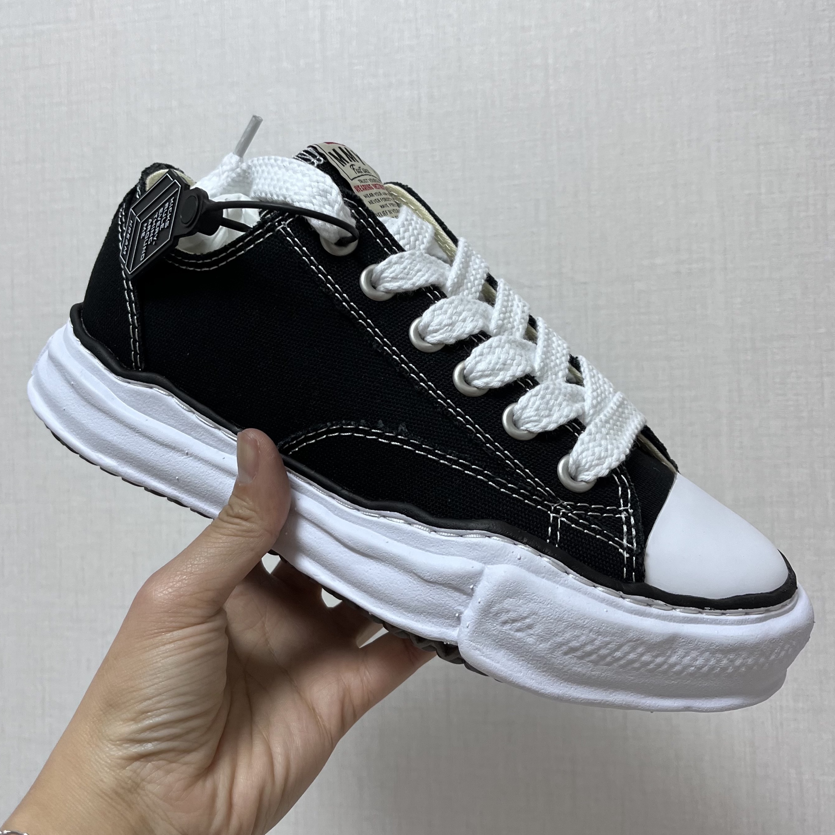 Maison Mihara Yasuhiro Peterson OG Sole Canvas Low Sneakers Black, Stussy World Tour T-Shirt Black 착용 스타일 - 1