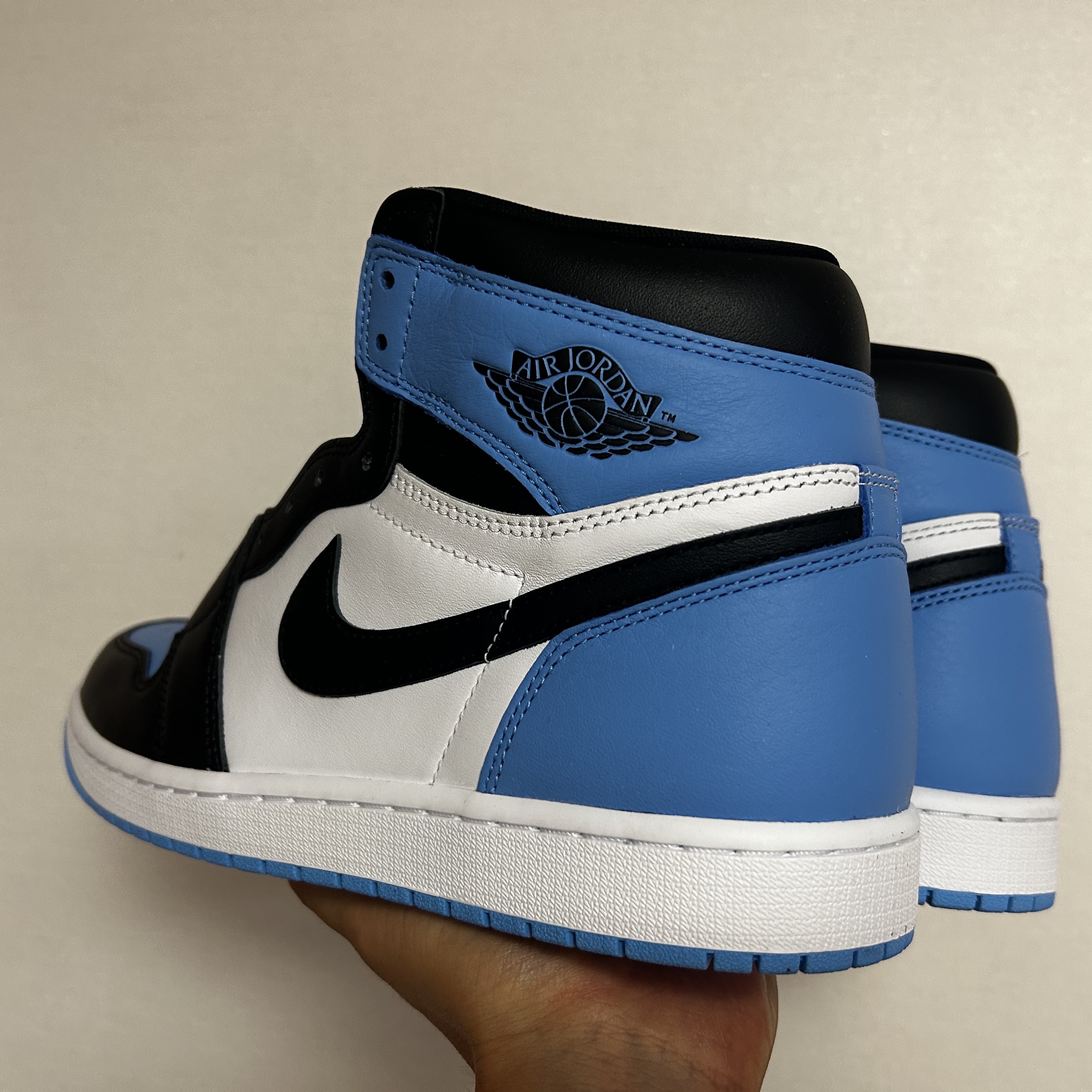 Jordan 1 Retro High OG University Blue 착용 스타일 - 3