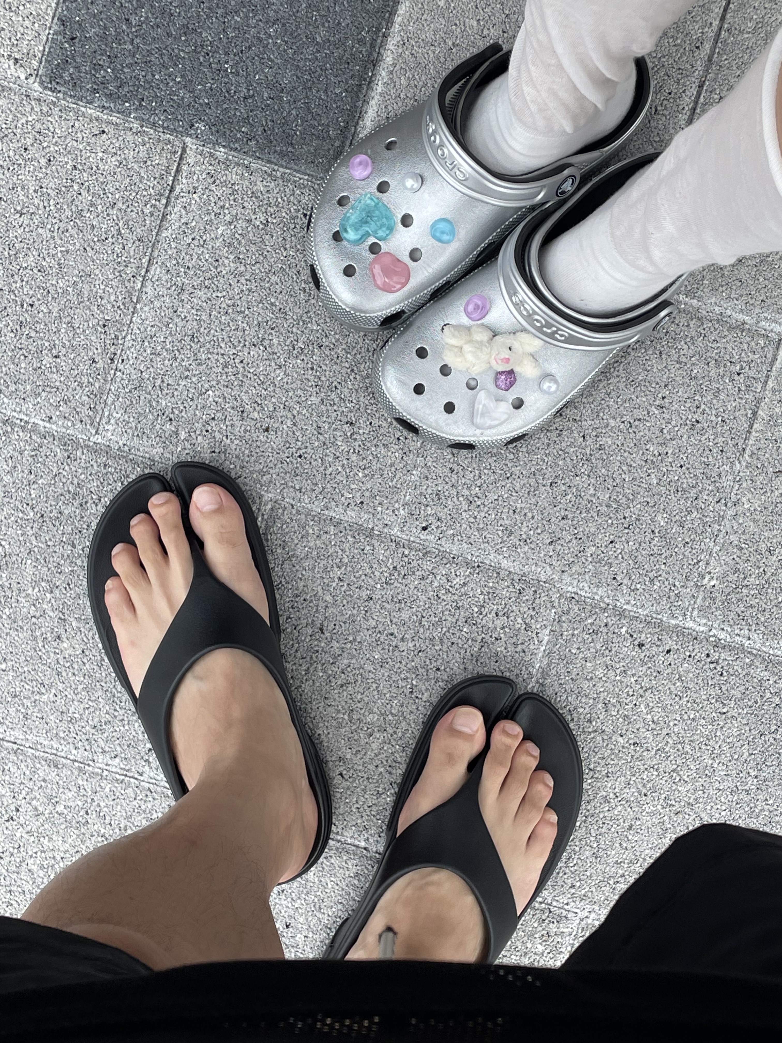 Crocs Classic Metallic Clog Silver, PAES Flipflop 01 Black 착용 스타일