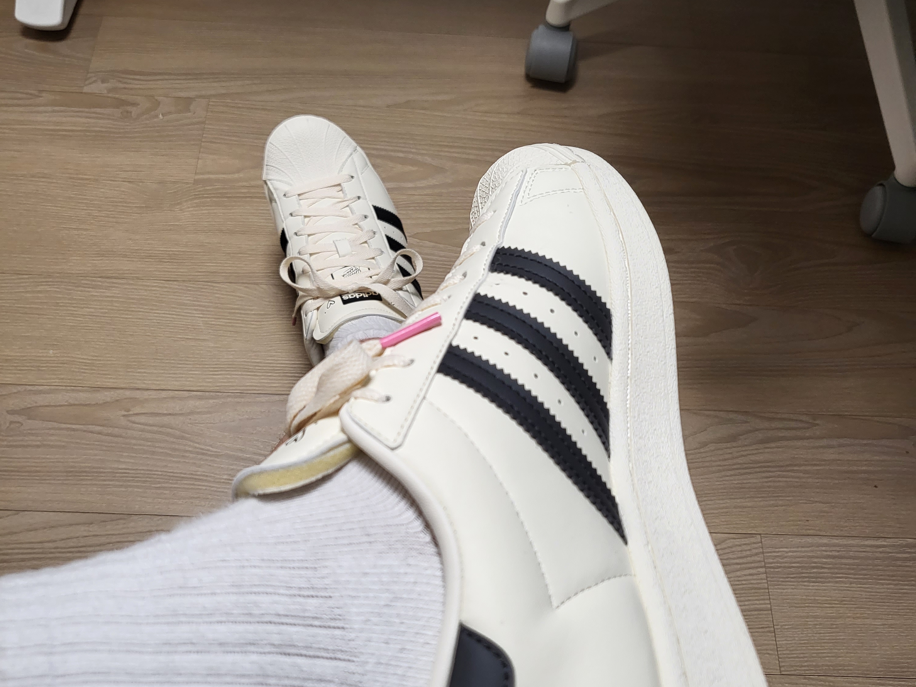 Adidas x Andre Saraiva Superstar Cream White Core Black 착용 스타일