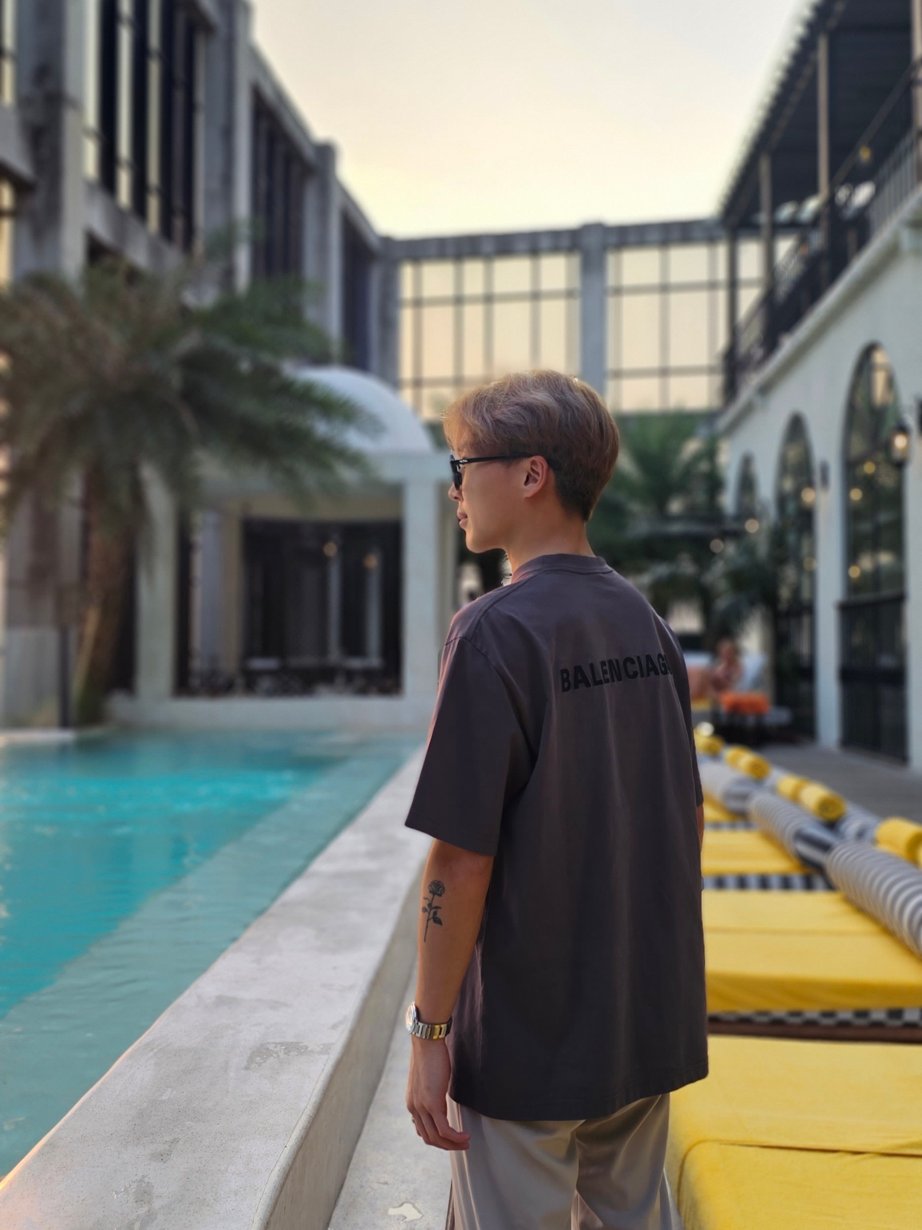 Balenciaga Back T-Shirt Medium Fit Grey, Gucci Silver Ring With SquareG Silver Aged Finish 착용 스타일 - 3