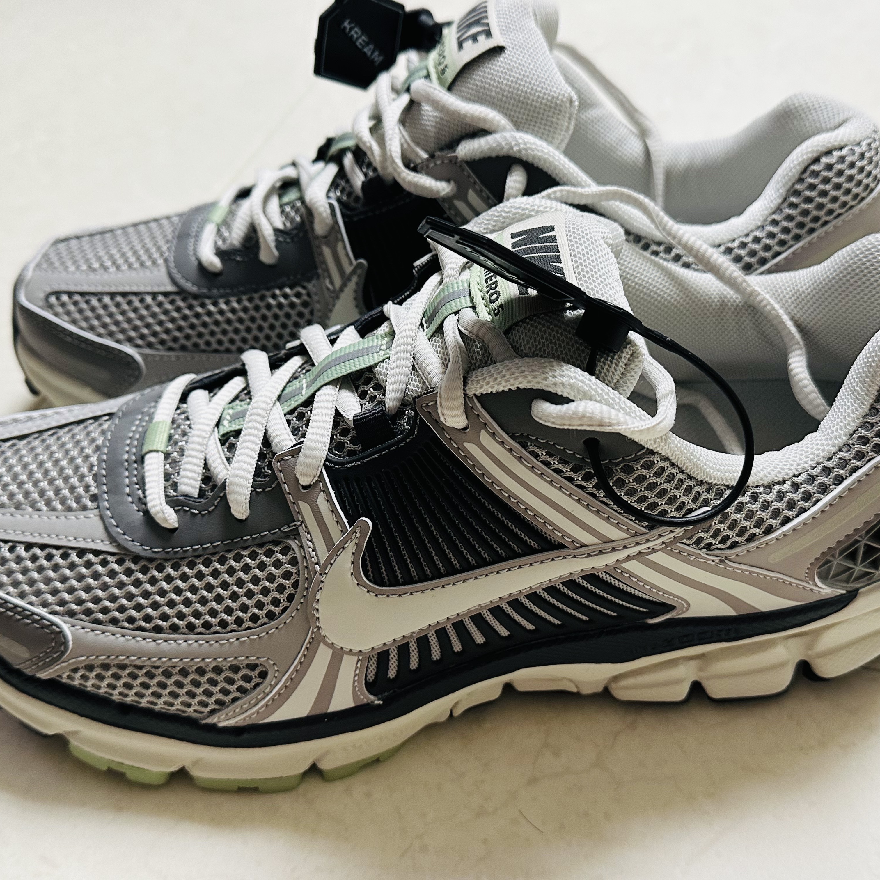 (W) Nike Zoom Vomero 5 Cobblestone and Flat Pewter 착용 스타일
