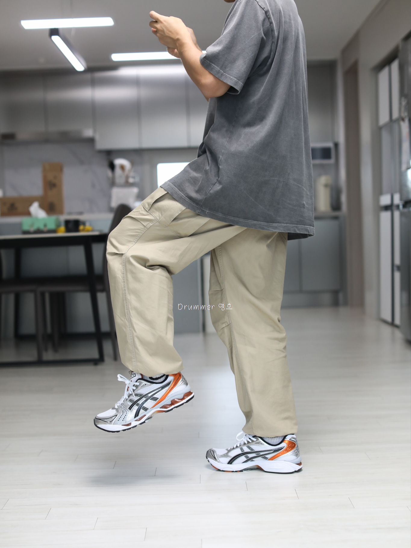 Asics Gel-Kayano 14 White Piquant Orange 착용 스타일 - 2