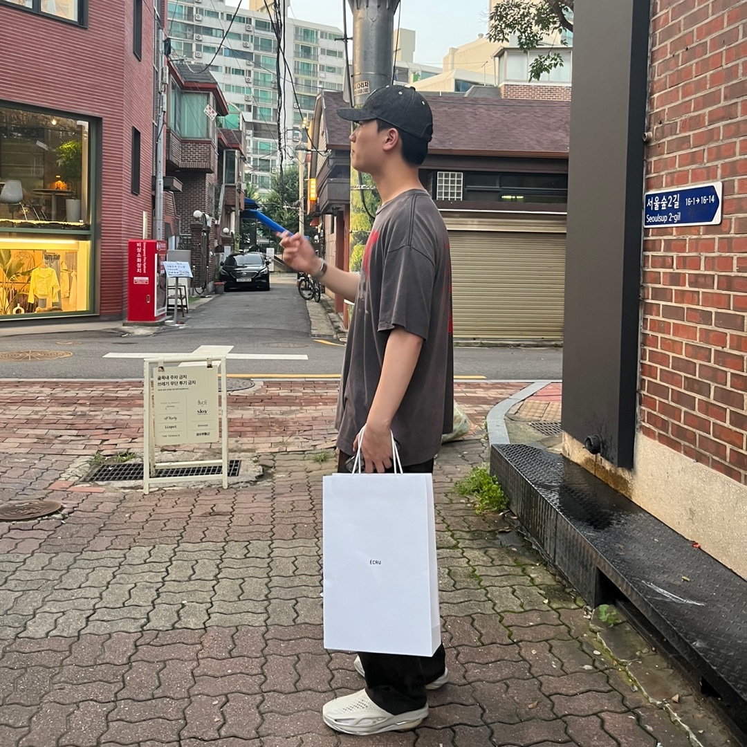 Nike x Matthew M Williams 005 Slide Light Bone and Chrome 착용 스타일 - 1