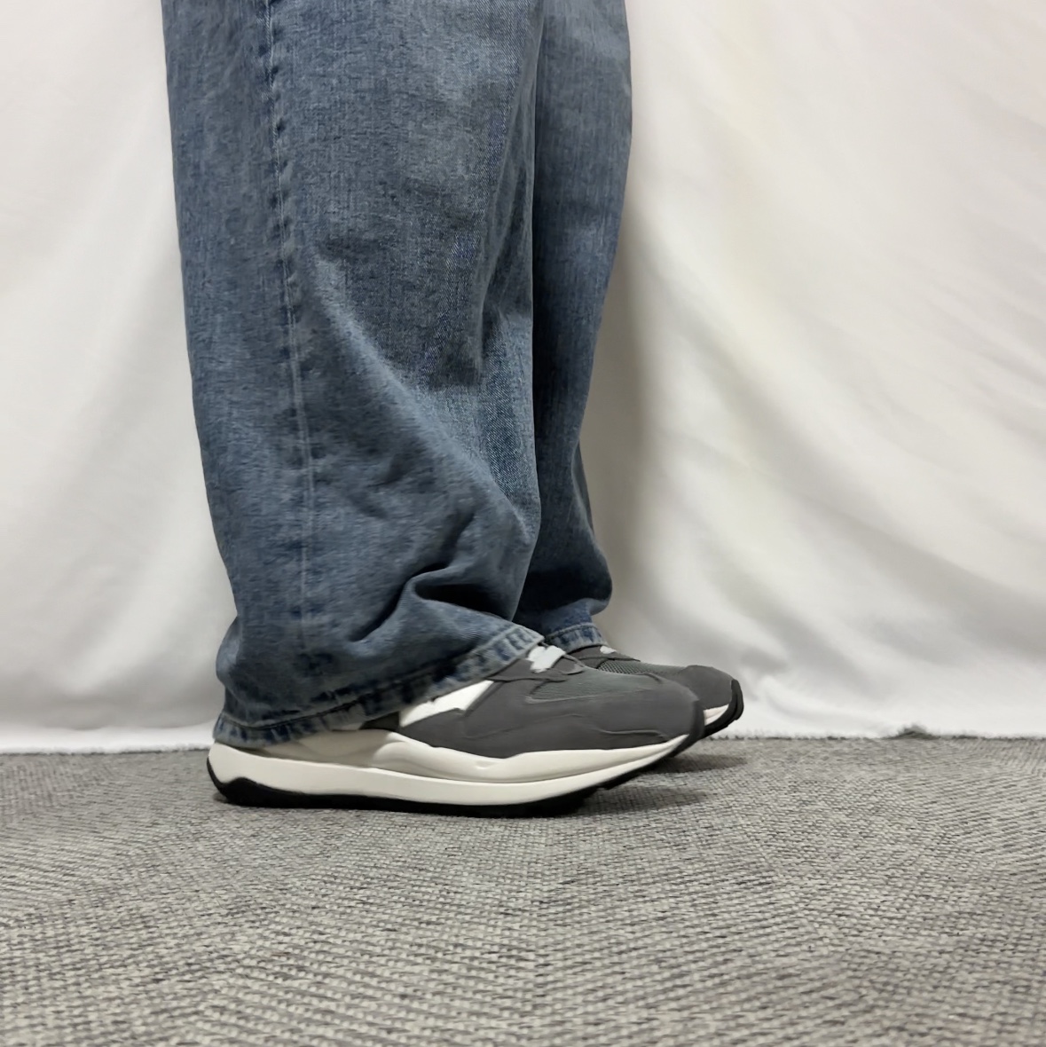 New Balance 5740 Gray 착용 스타일
