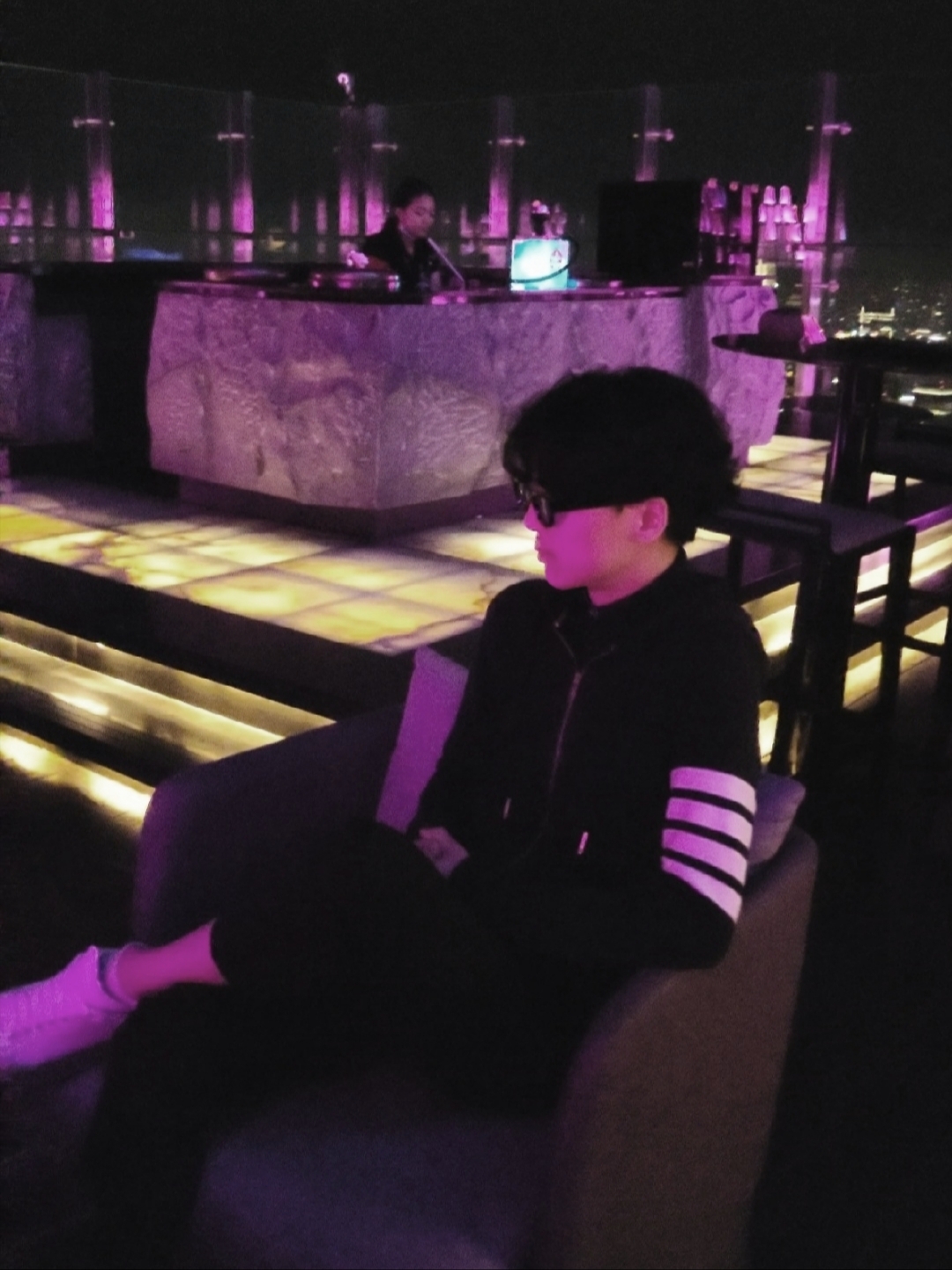 Thom Browne Engineered 4-Bar Zip Hoodie Navy, Alexander McQueen Oversized Sneakers White Black 착용 스타일 - 1