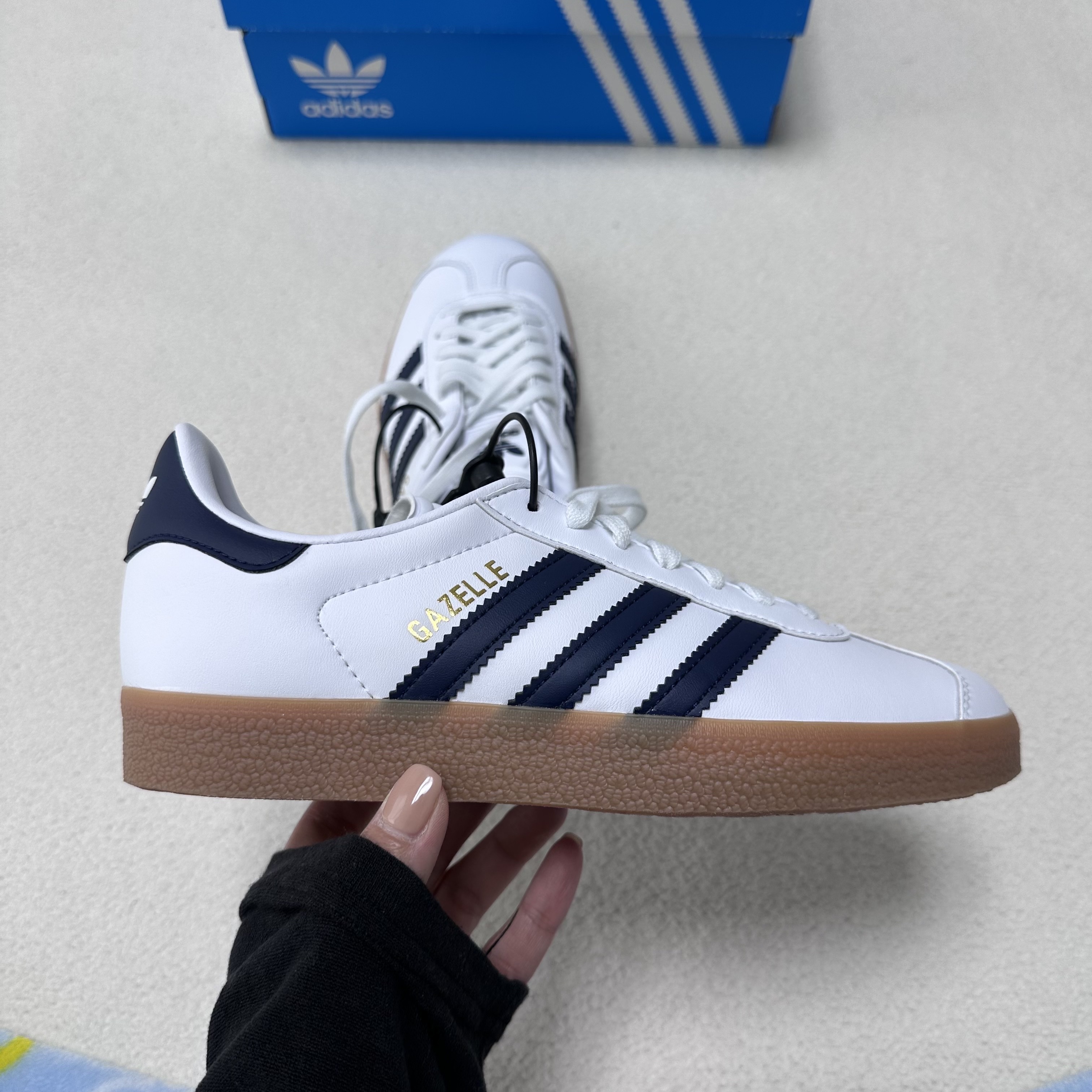 Adidas Gazelle White Collegiate Navy 착용 스타일