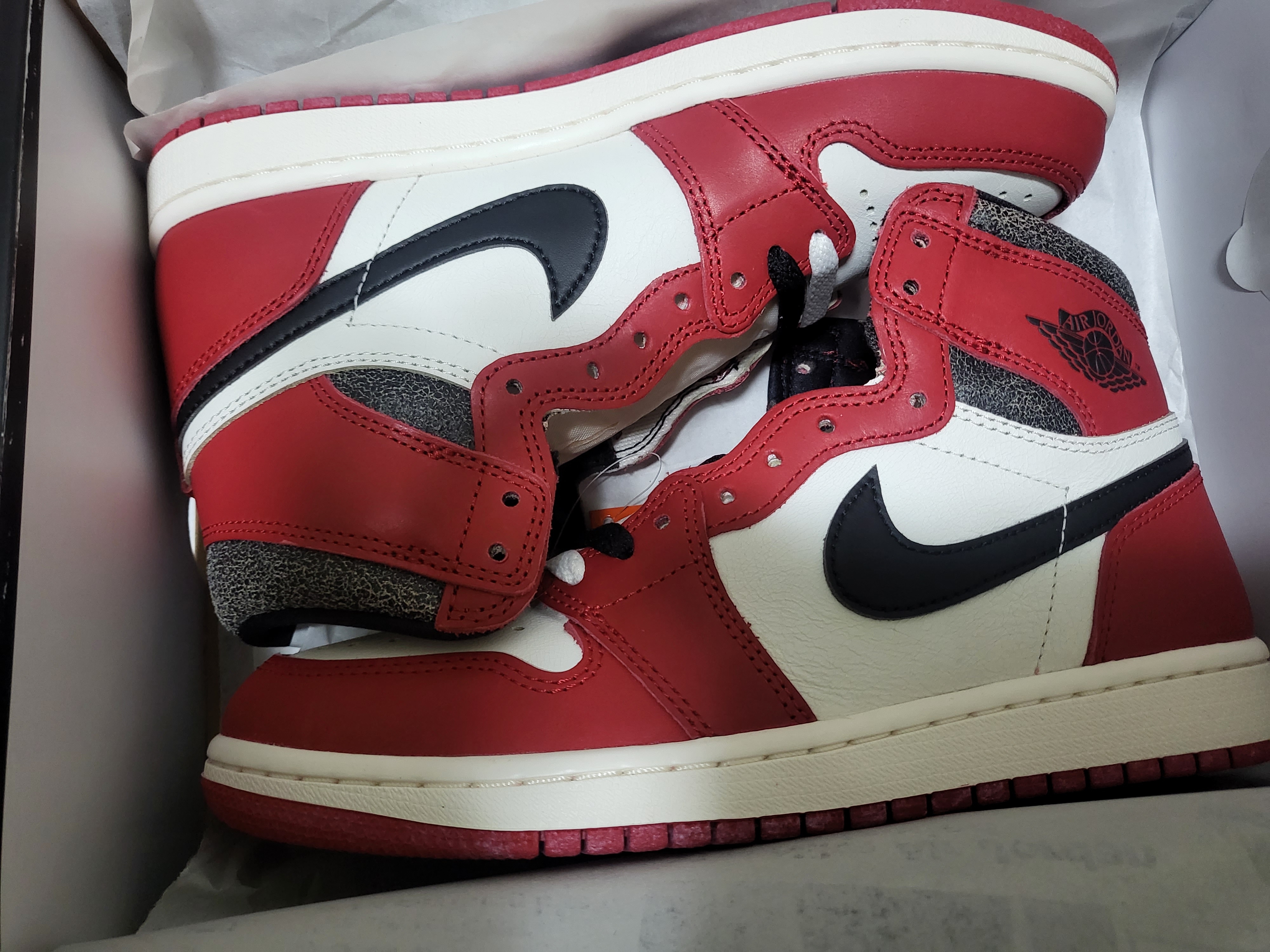 (W) Jordan 1 Retro High Satin Red 착용 스타일 - 2